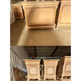 Ensemble italien des années 1990 en bois naturel non peint composé d'une commode et de deux tables de chevet