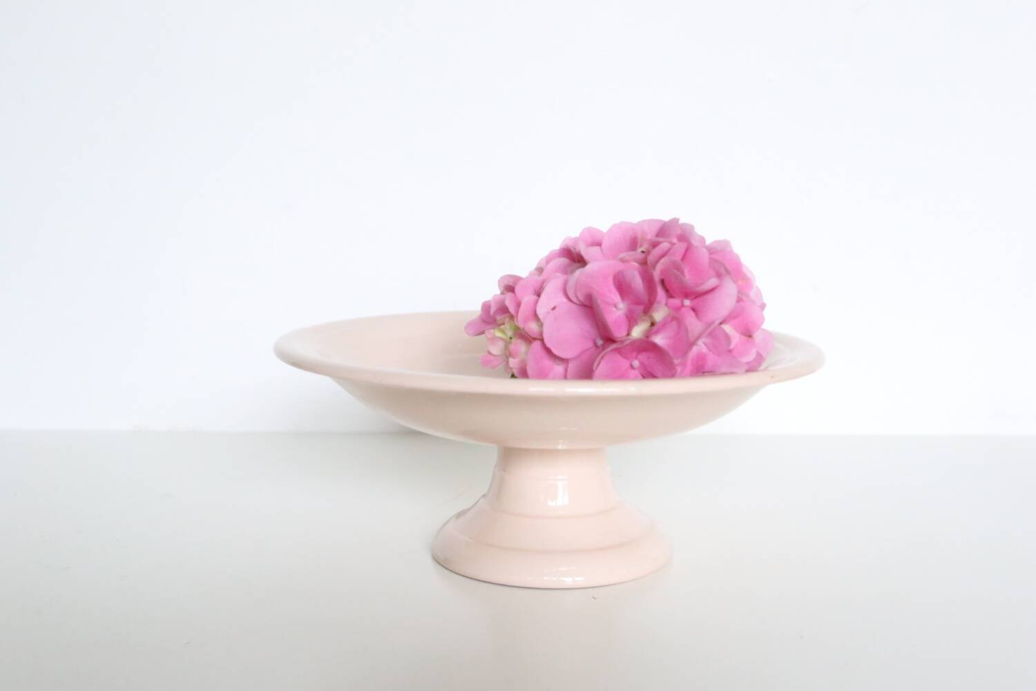 Plat piédouche en céramique rose, 1950