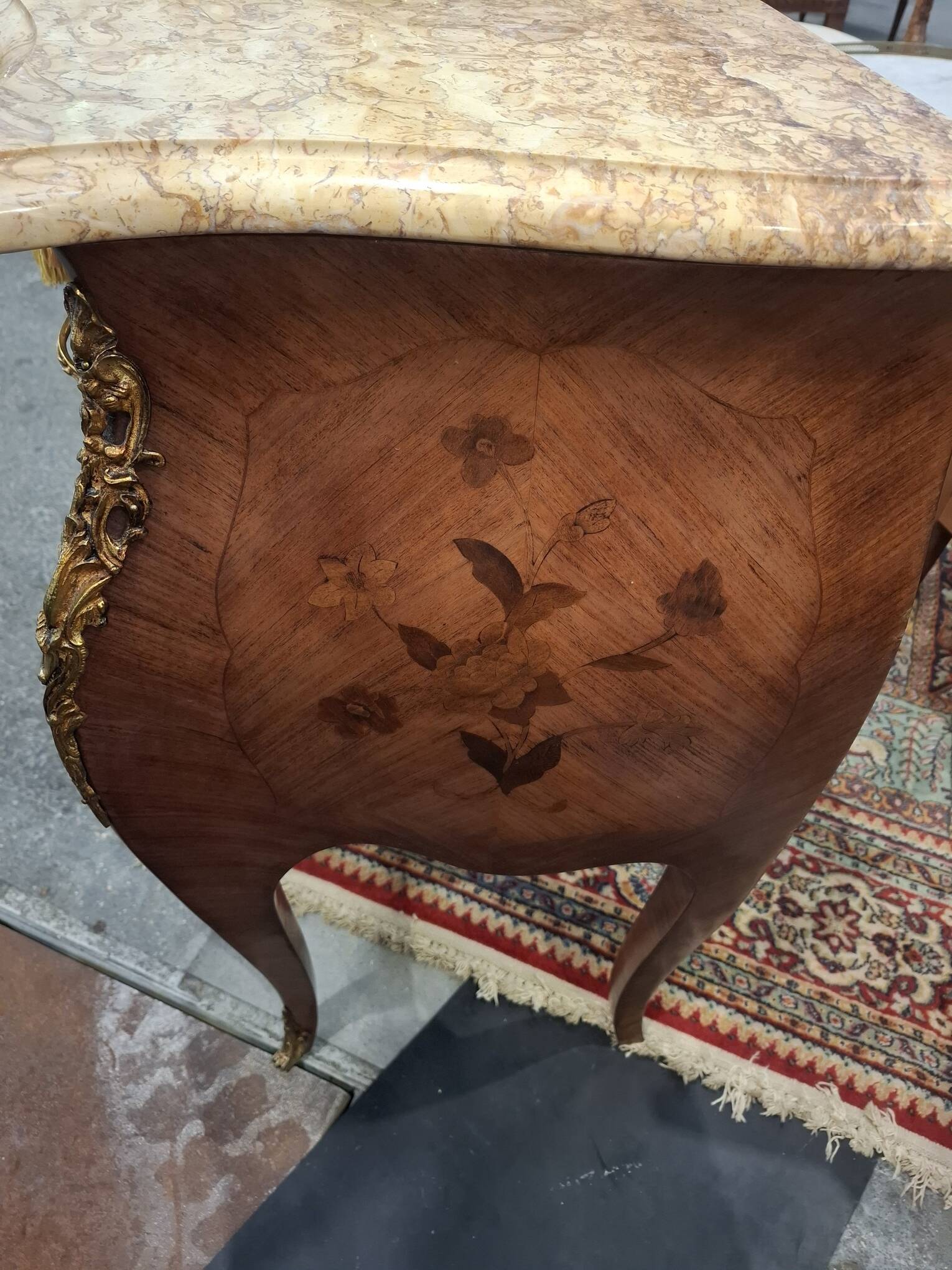 Commode De Style Louix XV En Marqueterie