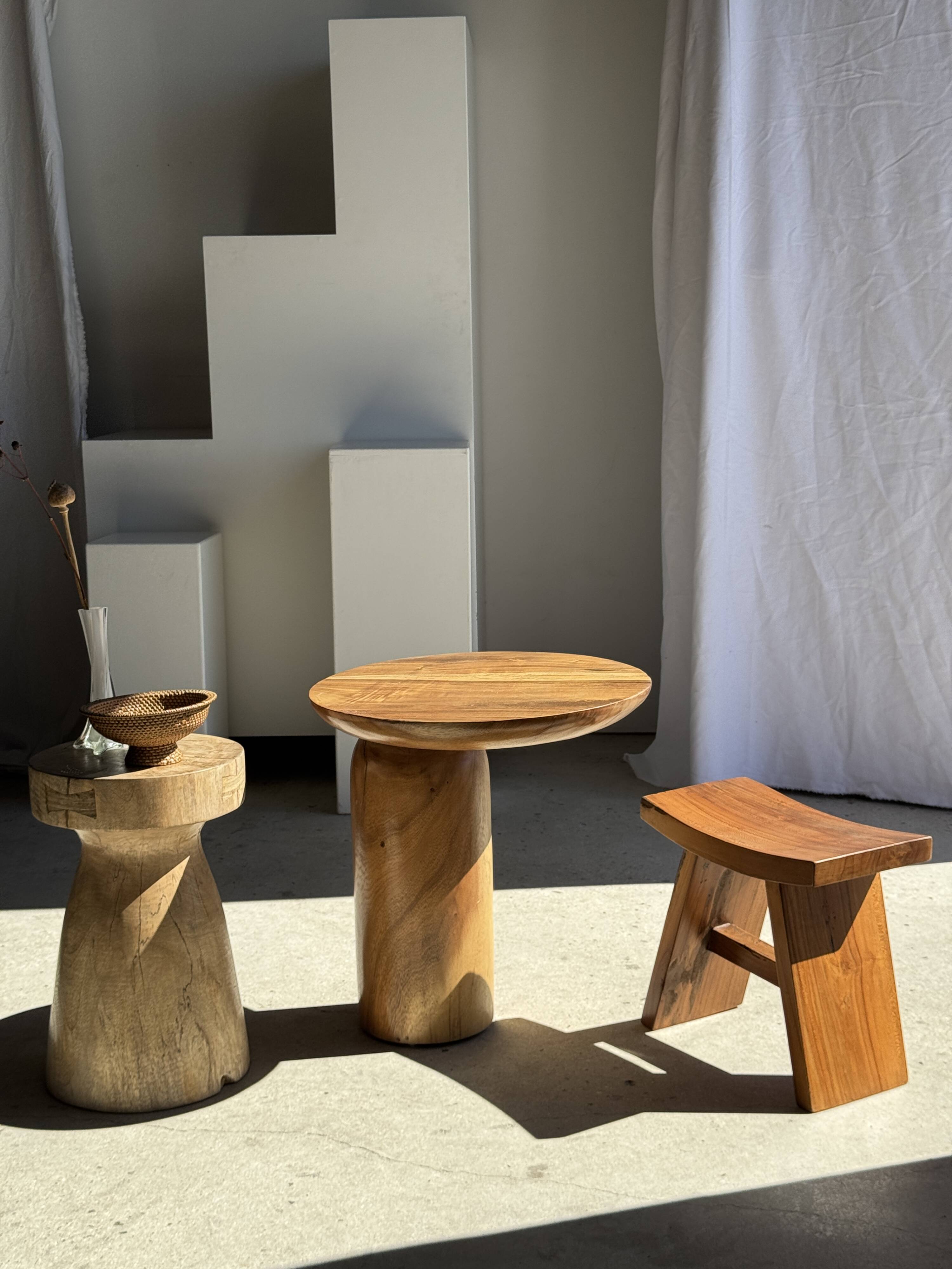 Side table in solid suar with a circular top, column base H51.5 D50.