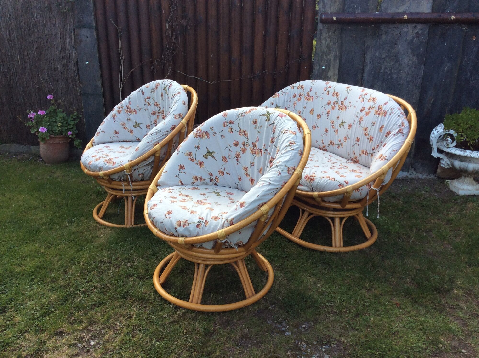 Vintage rattan lounge 1 bench and 2 swivel armchairs in perfect condition.