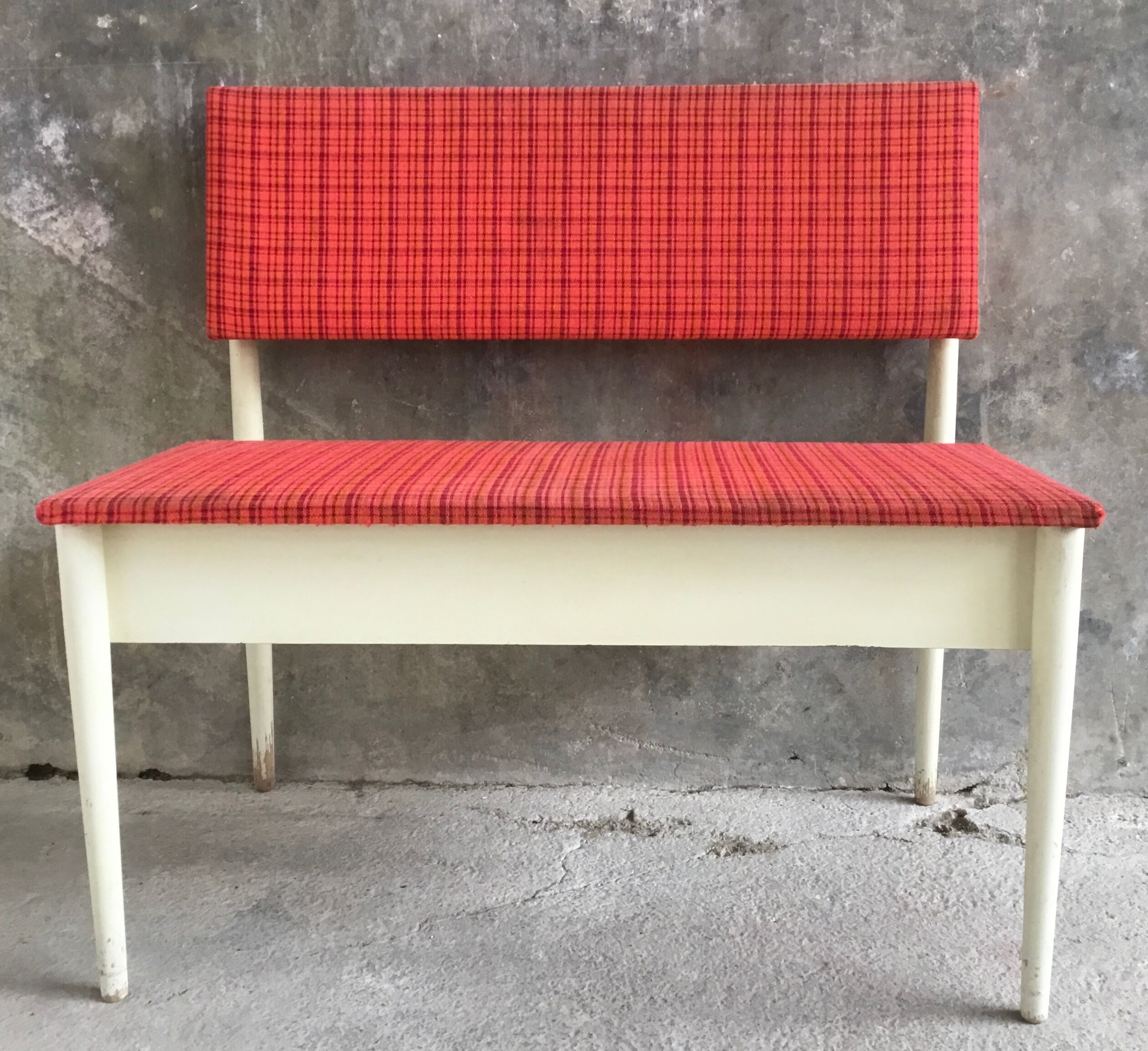 Coffre banquette vintage bois laqué blanc et tissus - 1970