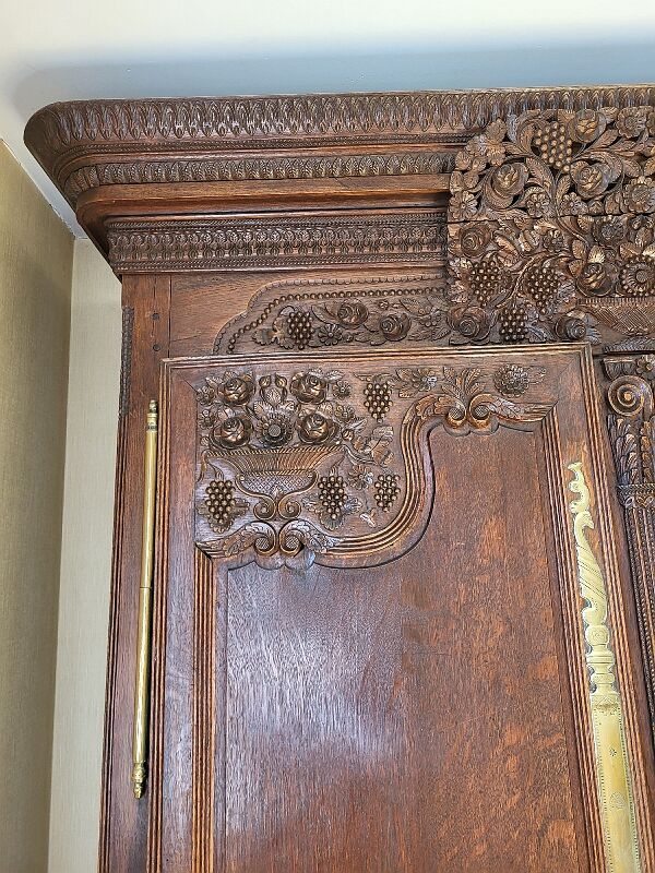 Armoire en chene sculptee du xviii ème siecle