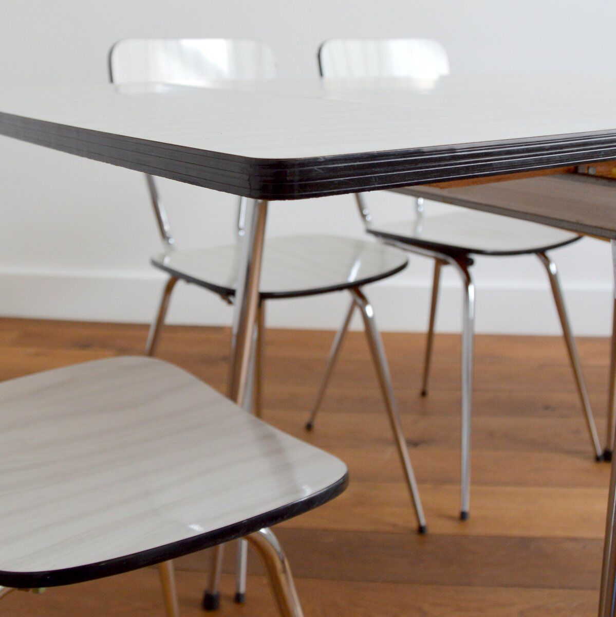 Table with extensions and chairs in formica 1950s