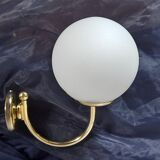 White opaline wall lamp, gilded metal - Italy (80s)
