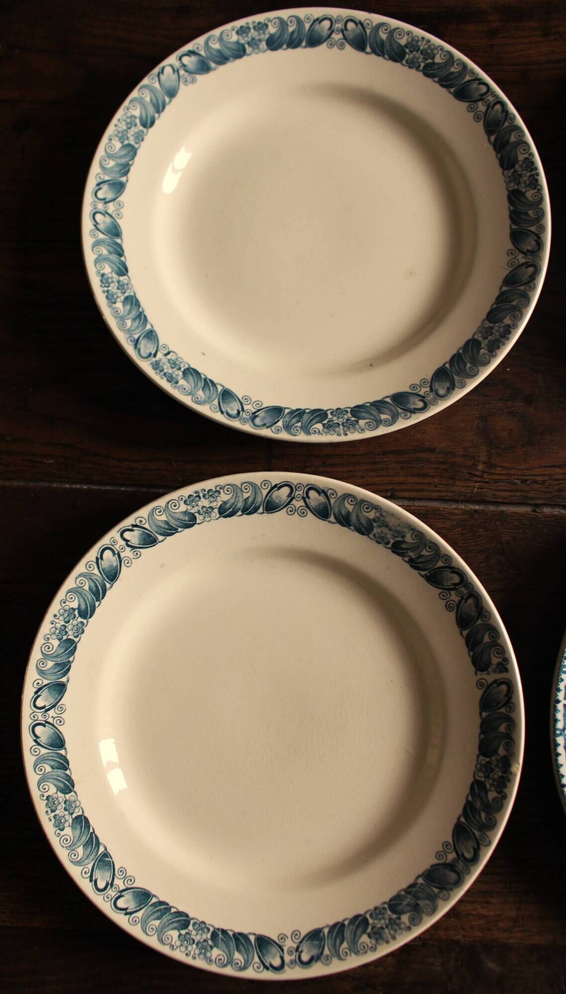 6 mismatched flat plates Terre de fer bleu Alésia Marcel Longchamp