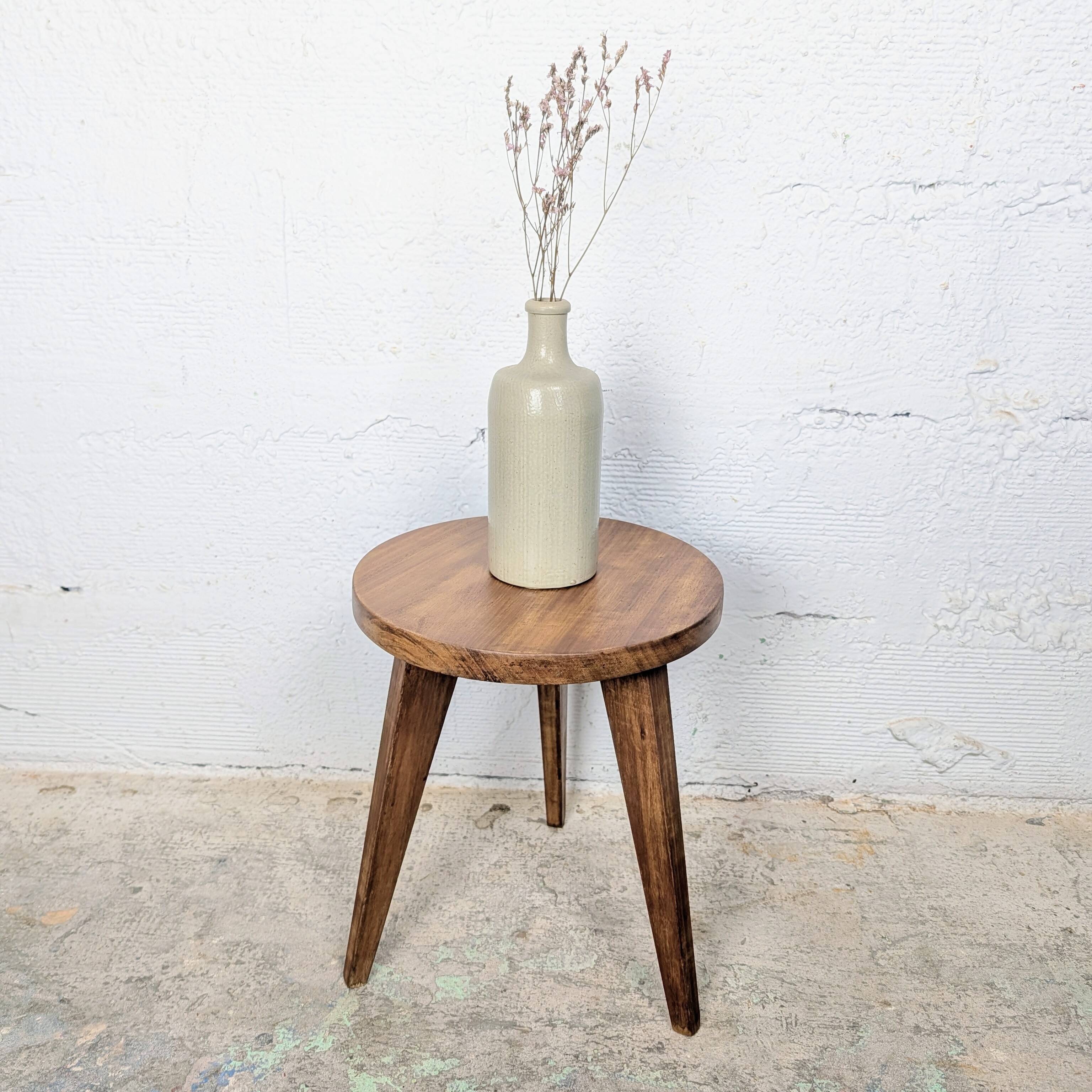 Tabouret tripode brutaliste