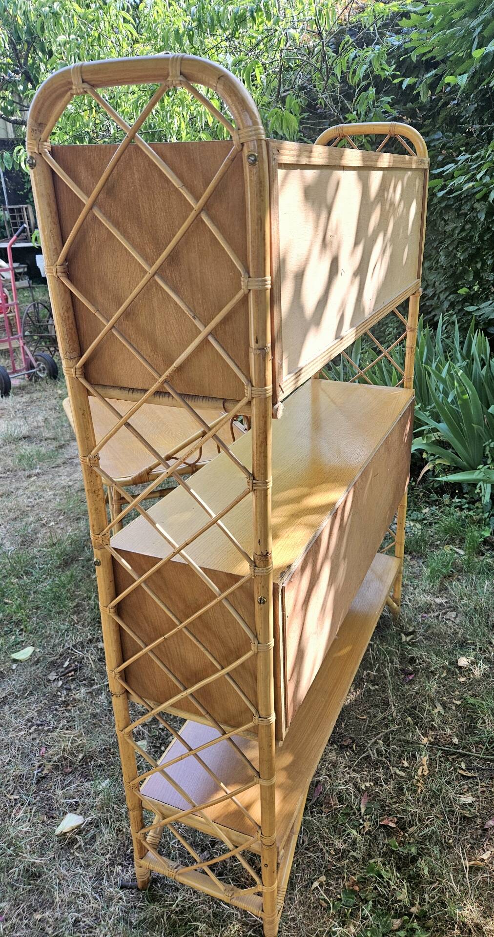 Rattan bamboo display shelf + vintage desk from the 50s-60s-70s.