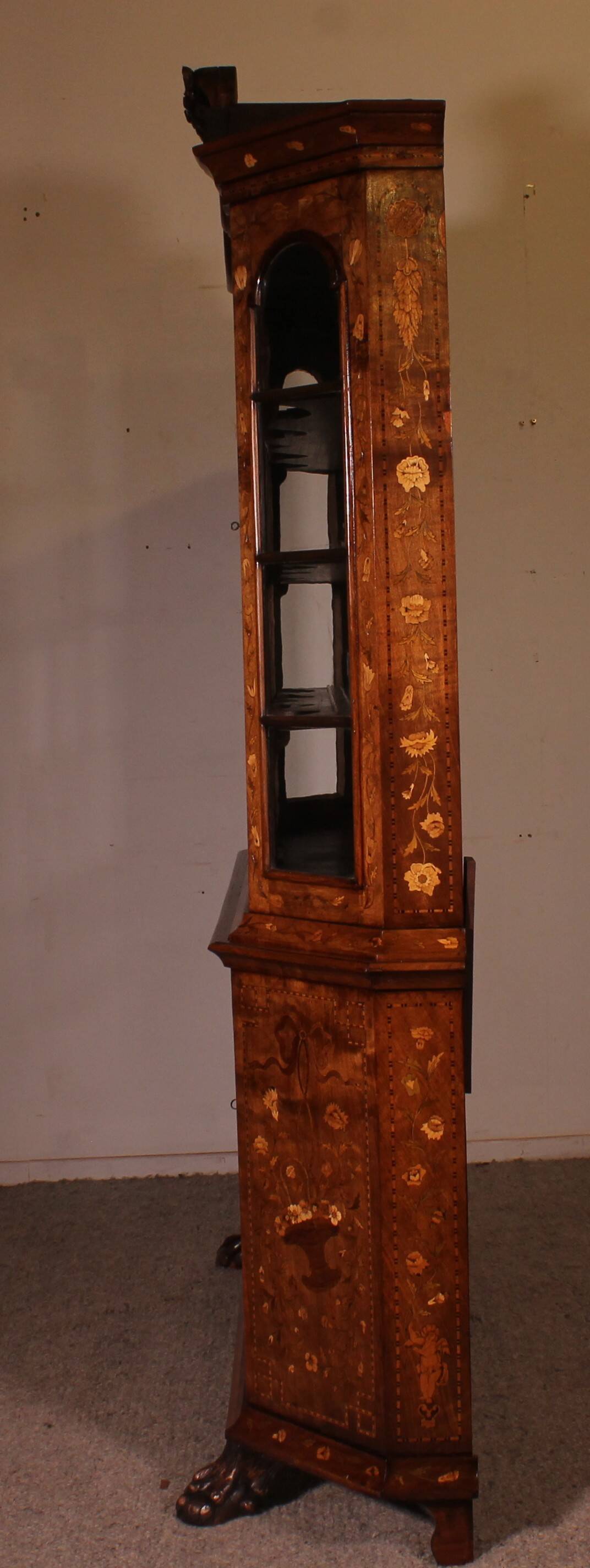 Vitrine hollandaise en marqueterie circa 1800