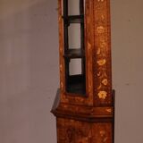 Vitrine hollandaise en marqueterie circa 1800