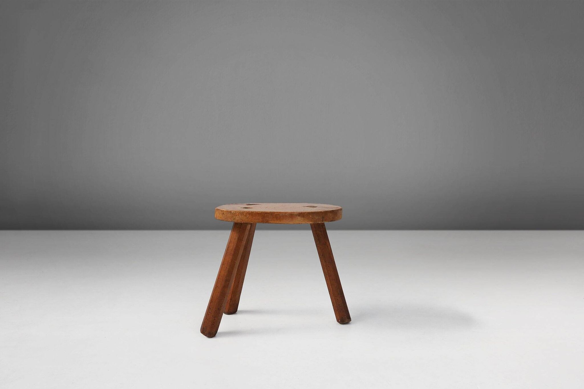 Tabouret en bois rustique sur trépied, France années 1920