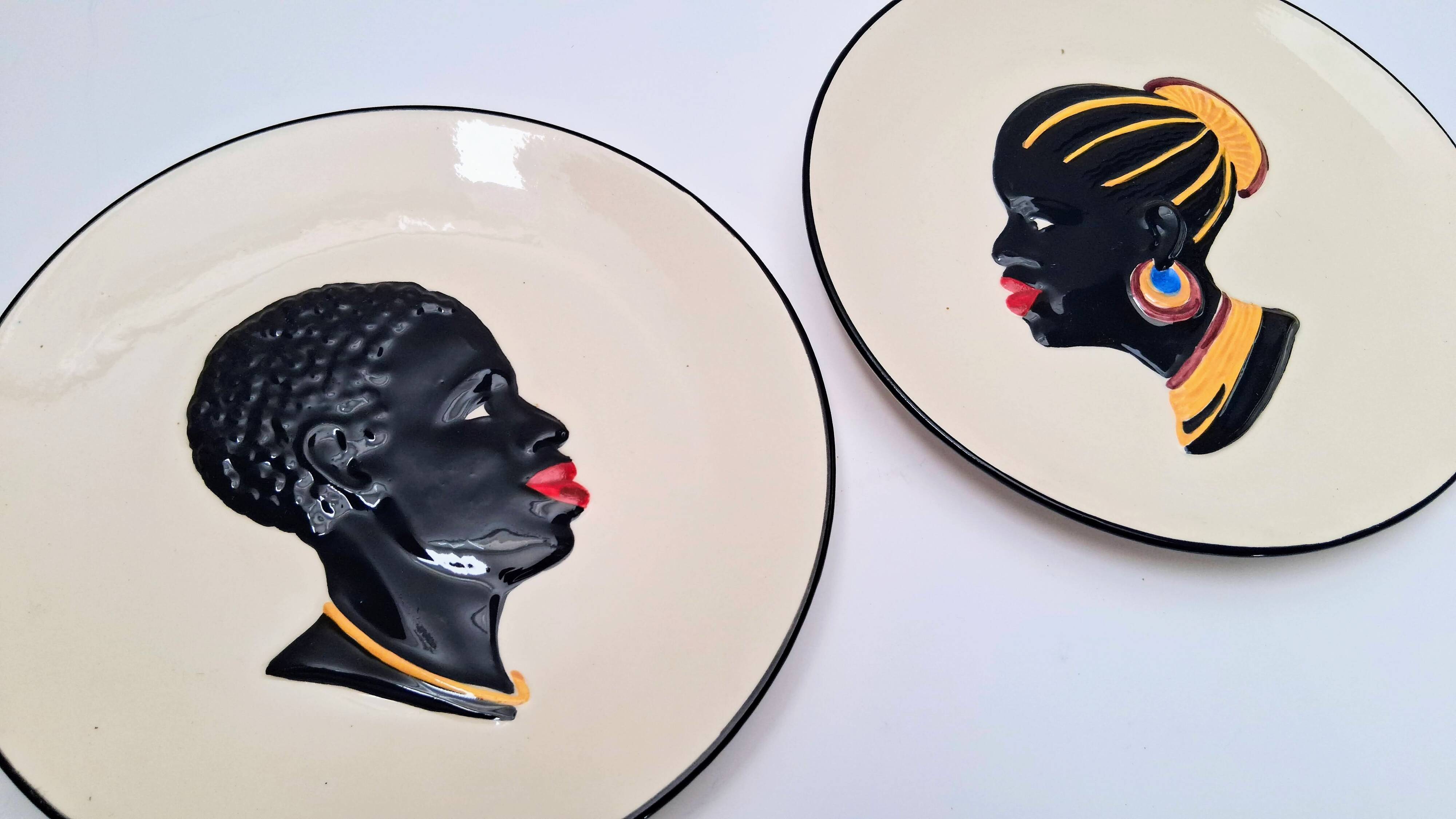 2 assiettes murales en faïence profils africains, 1960