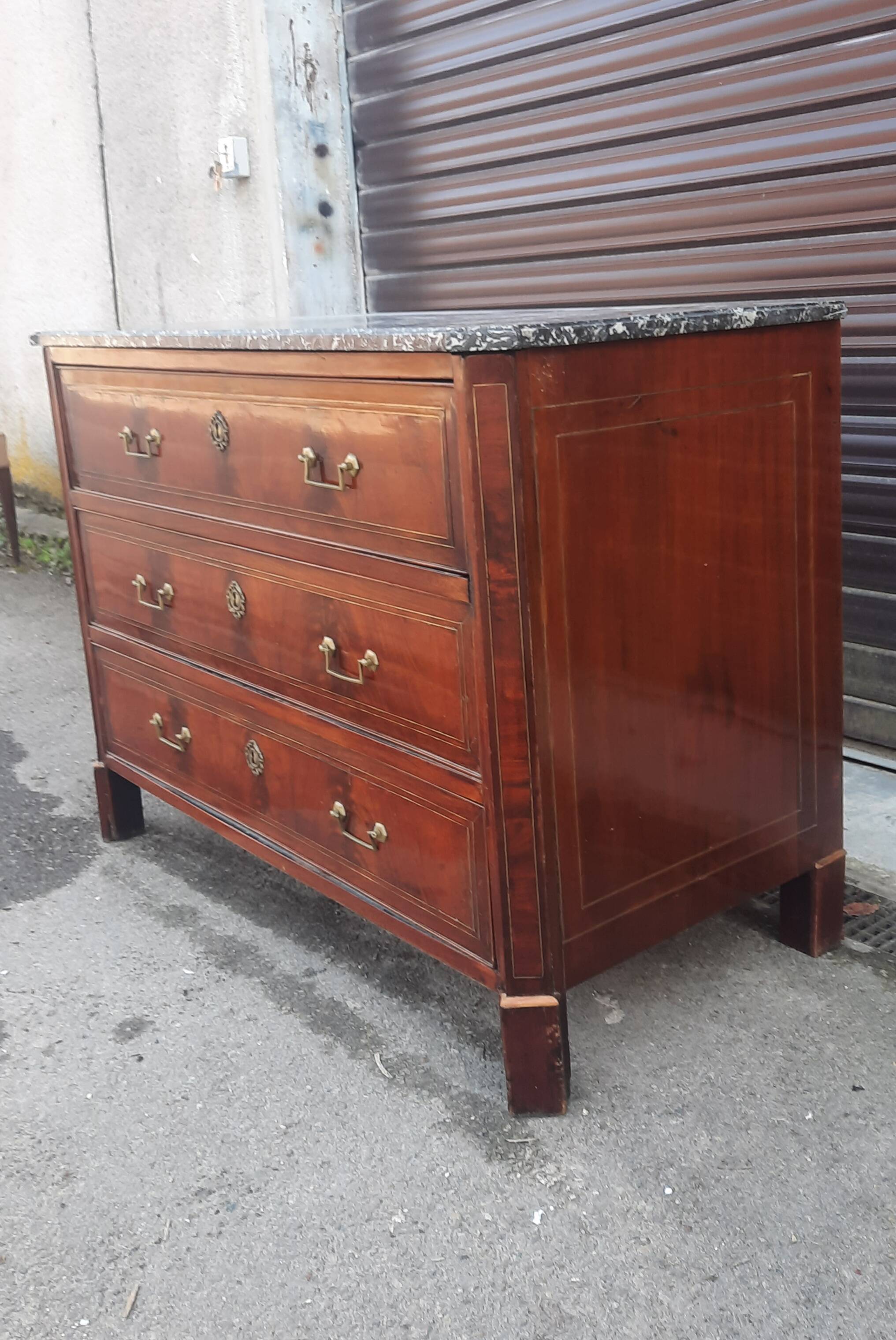 Mahogany chest of drawers from the nineteenth century