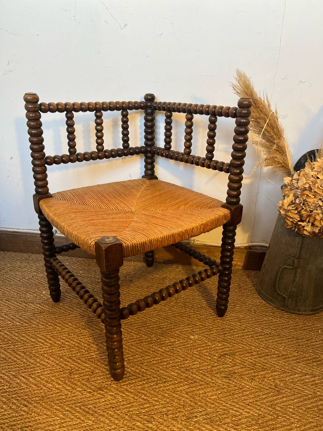 Corner chair in turned wood and straw