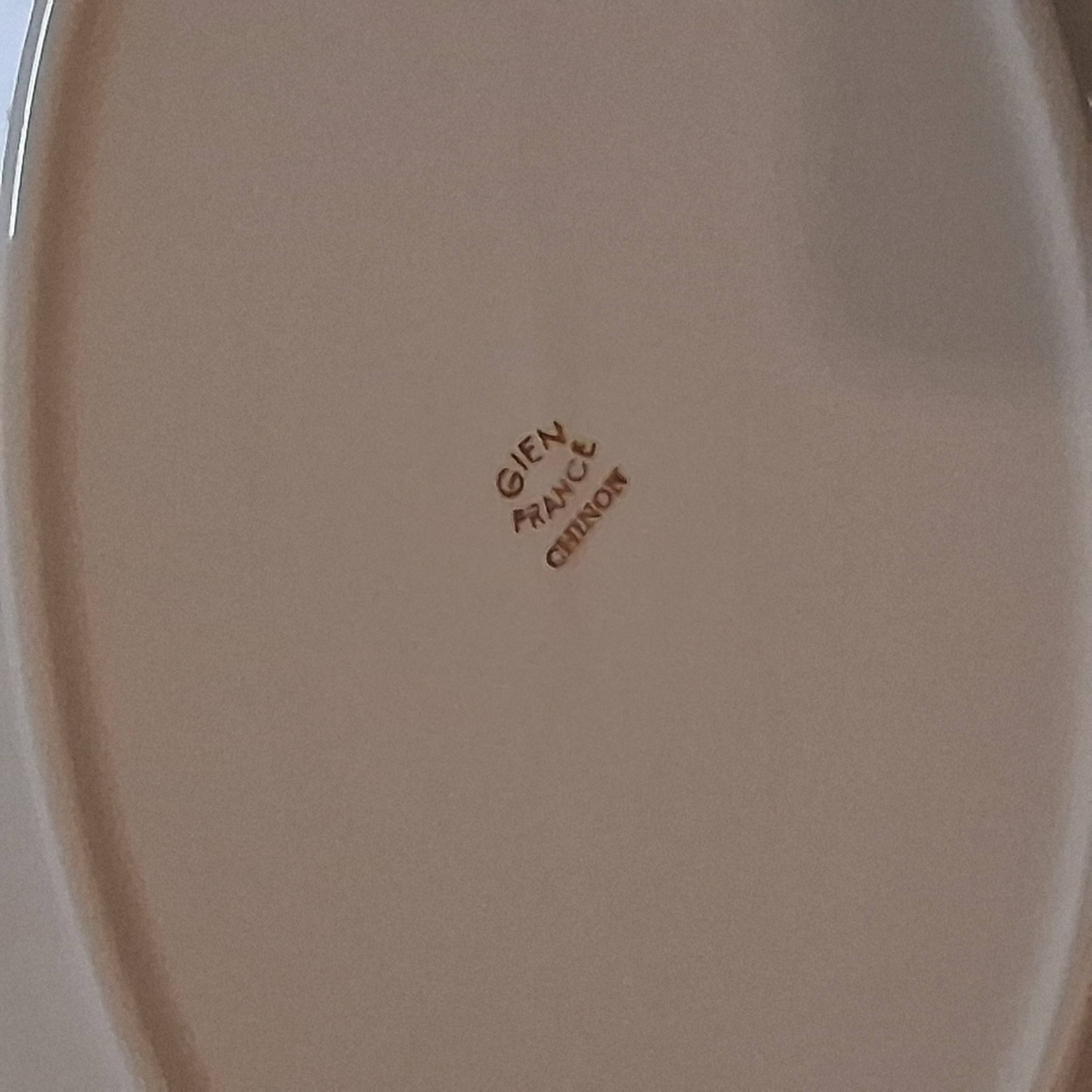 Serving dish from Gien model "Chinon" in very good condition.