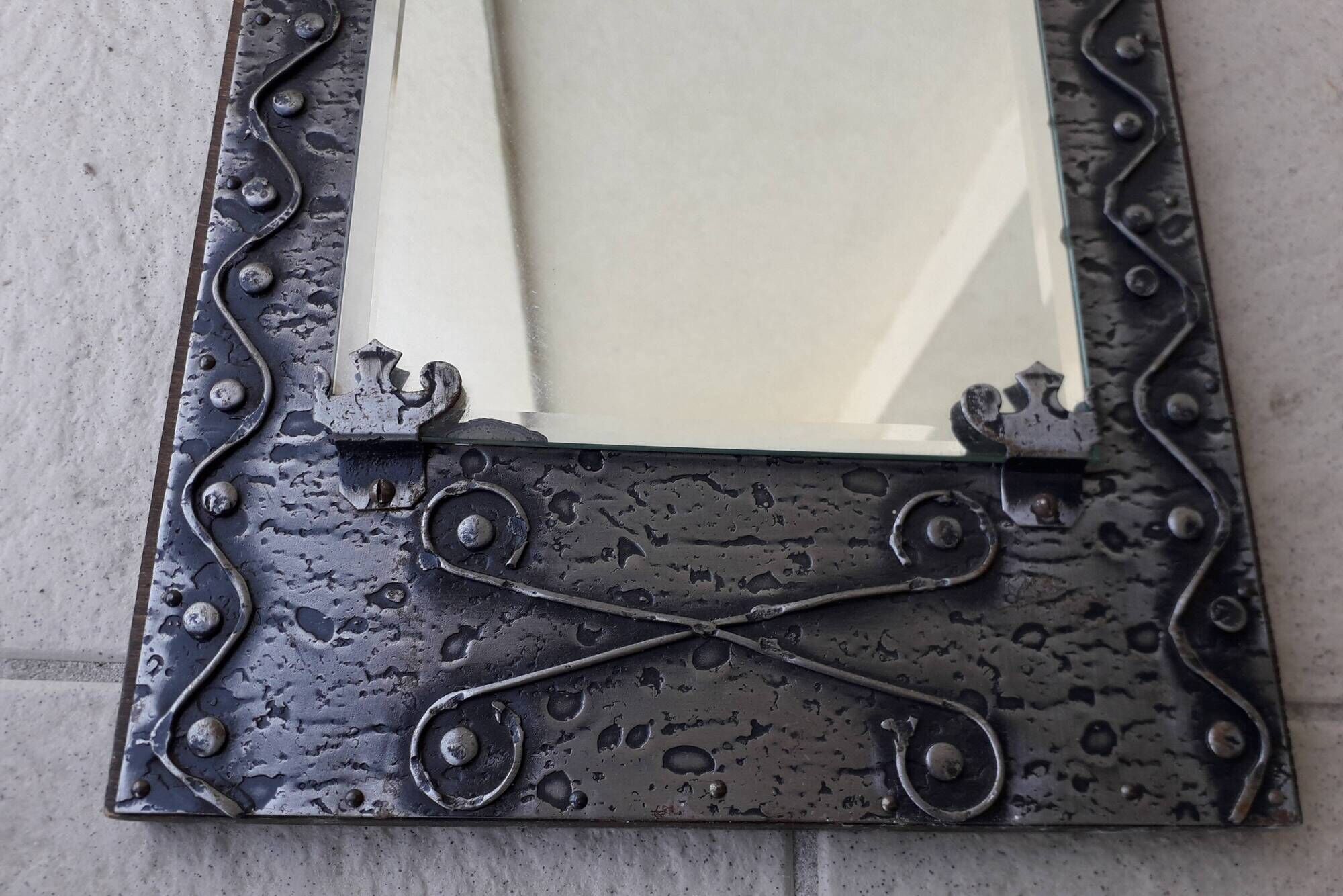 Miroir en bois et métal style médiéval