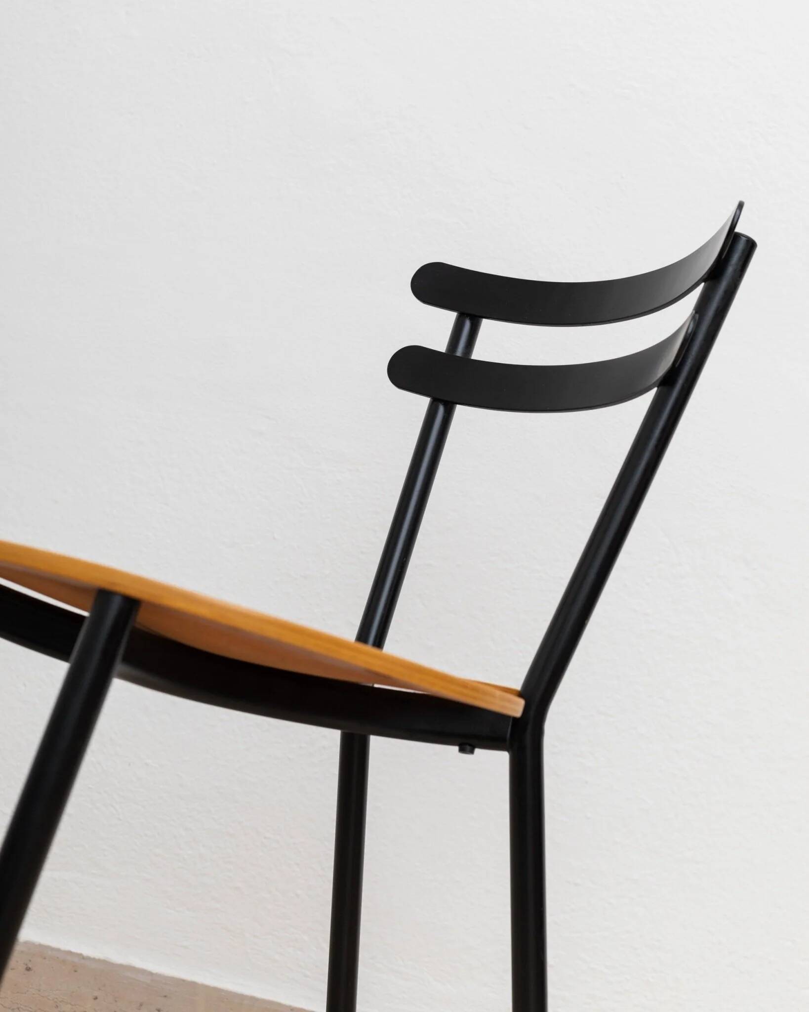 Set of 3 Italian mid-century chairs in black steel frame and natural wood seats - stackable, 1970s