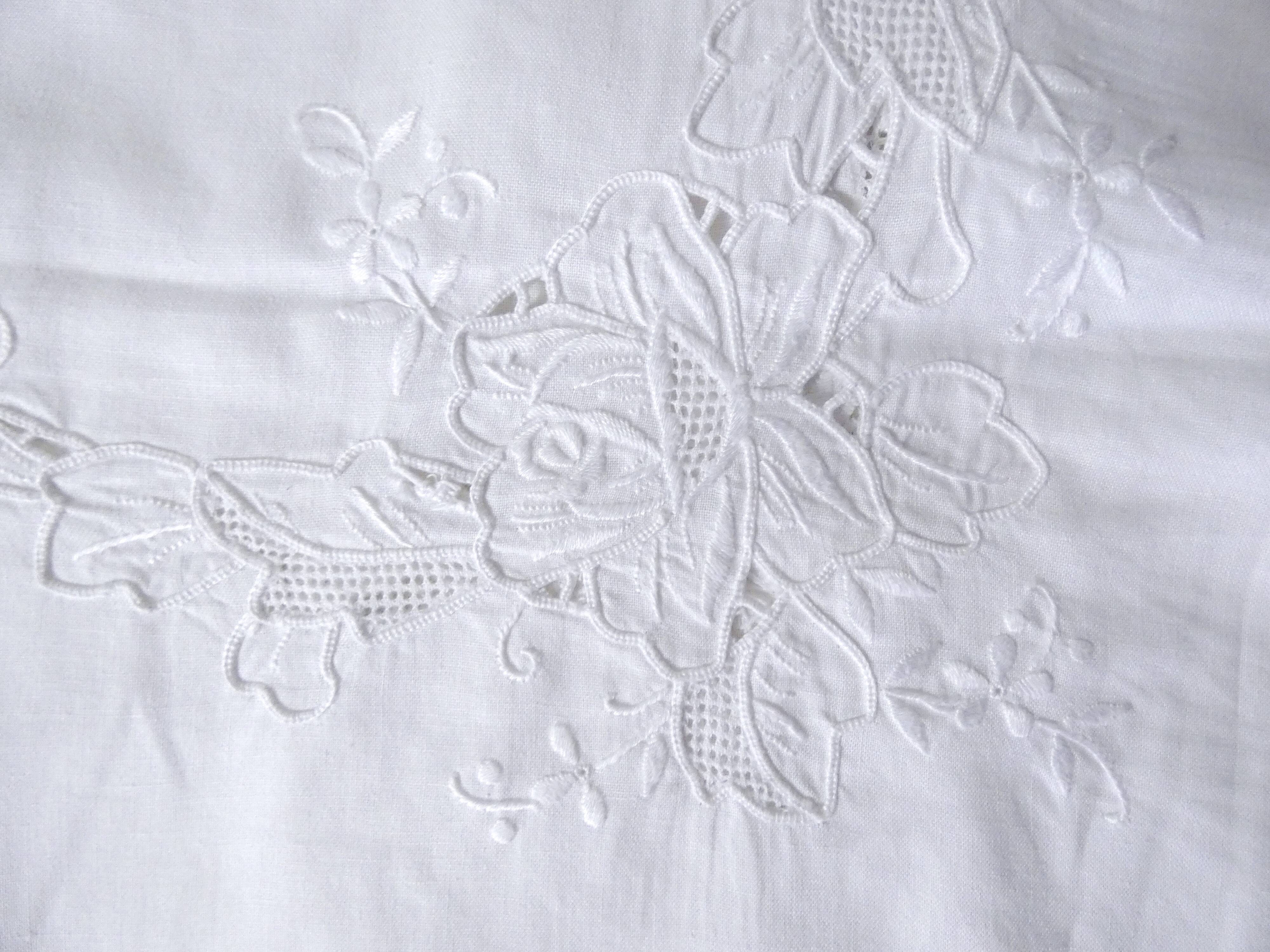 Ancienne nappe blanche brodée rectangulaire 150 x 100 cm