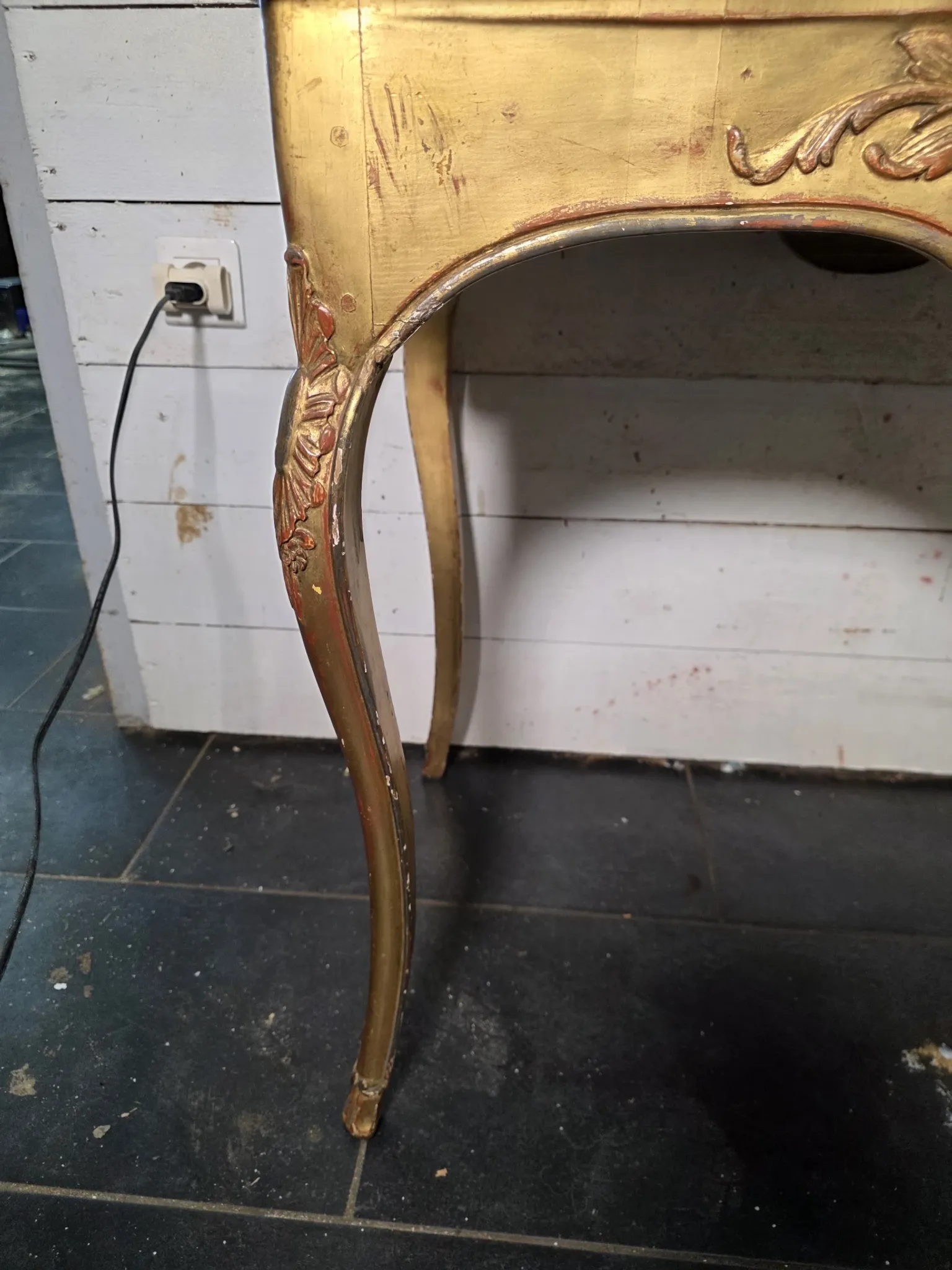 Table en bois doré style Louis XV du XIXe 