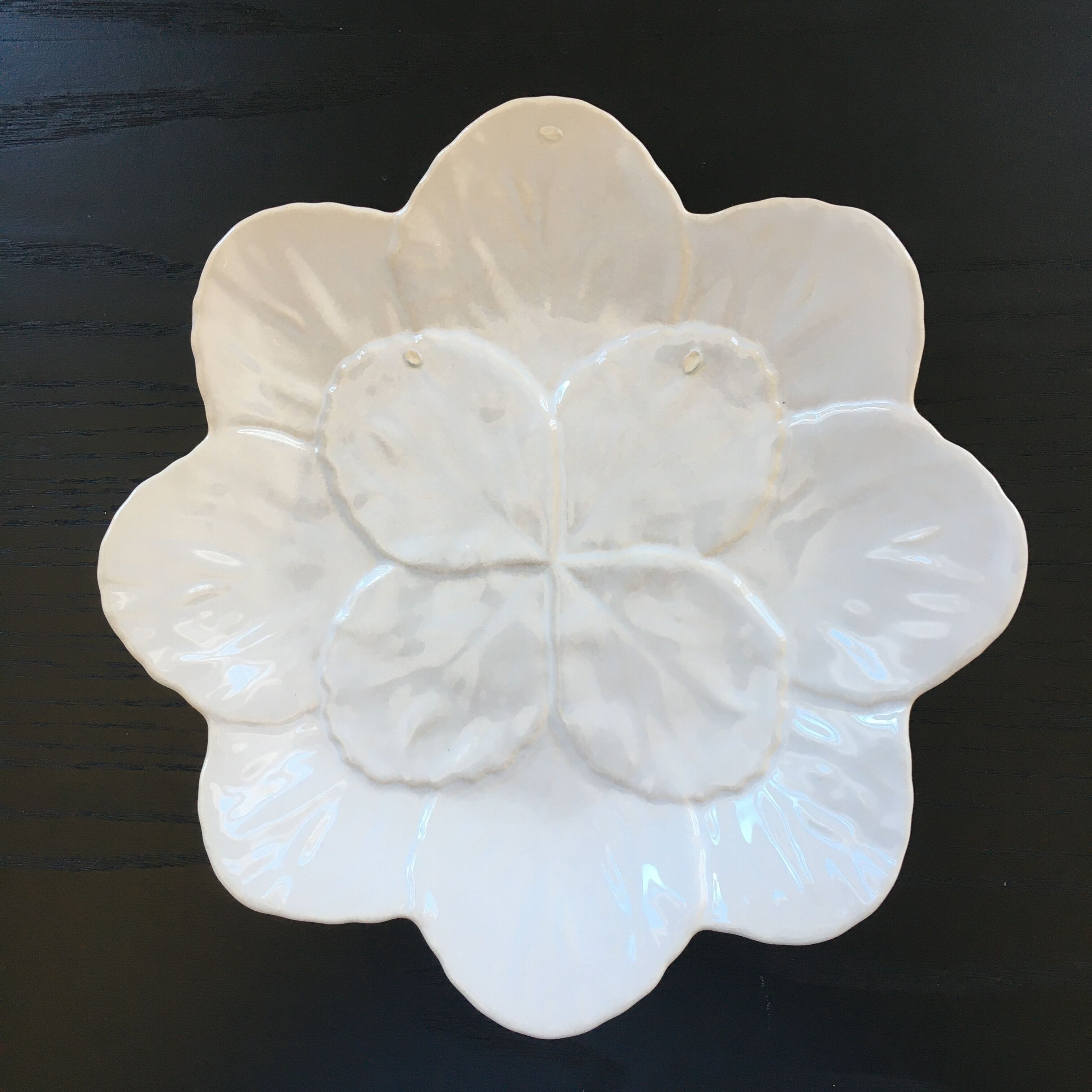 Assiette feuilles barbotine