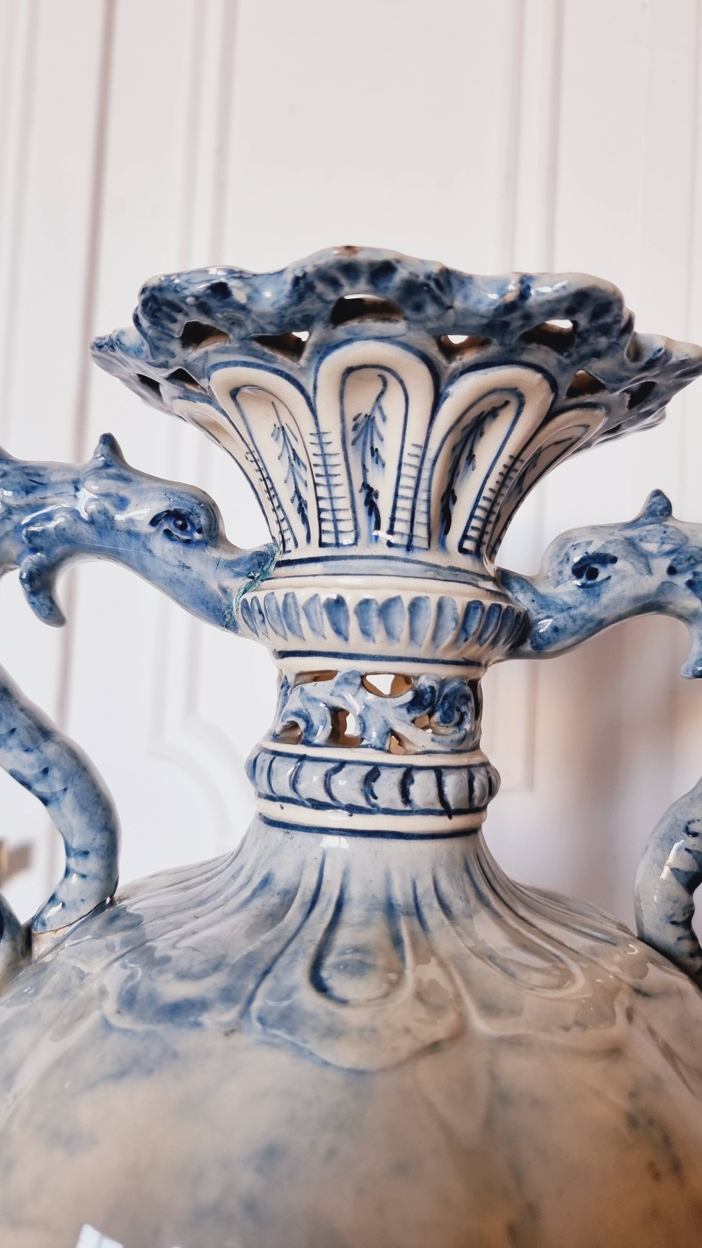 Large Spanish vase in Talavera style, hand-painted, adorned with a landscape.