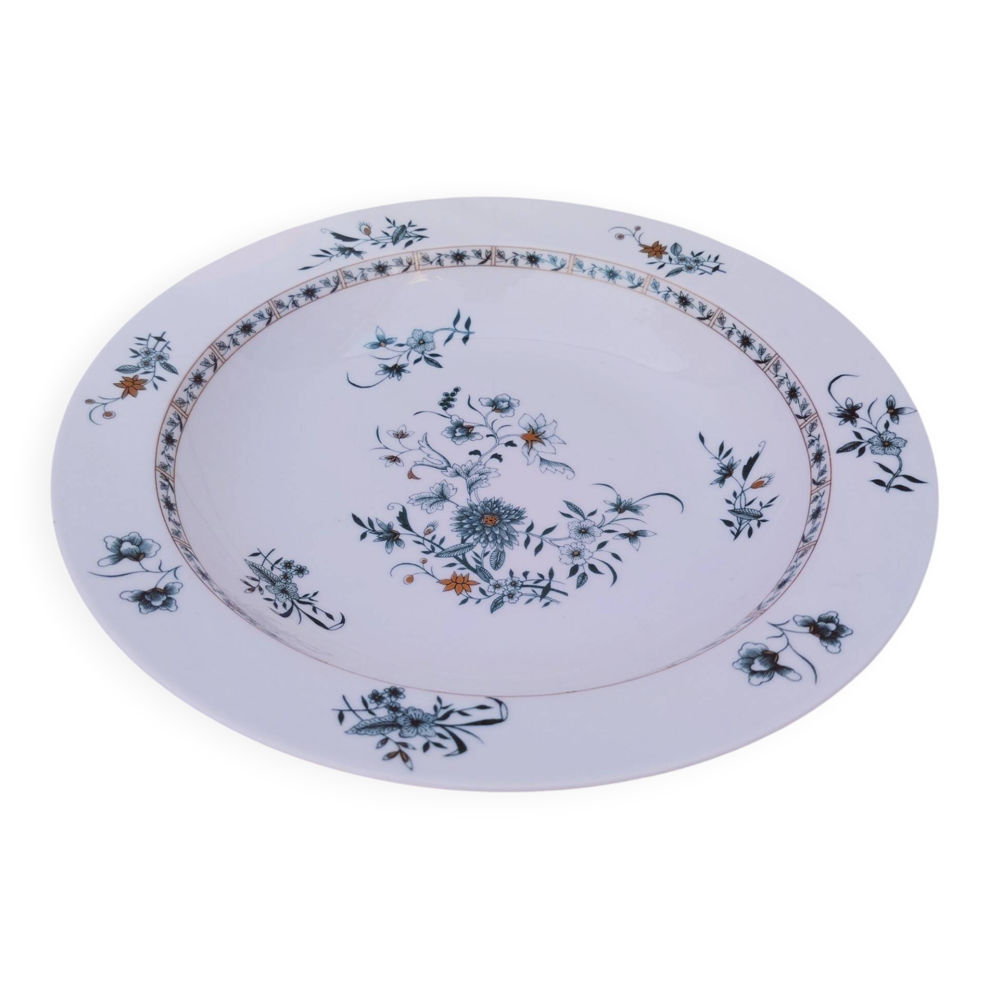 Hollow and round serving dish, Bernardaud, Limoges, Beijing