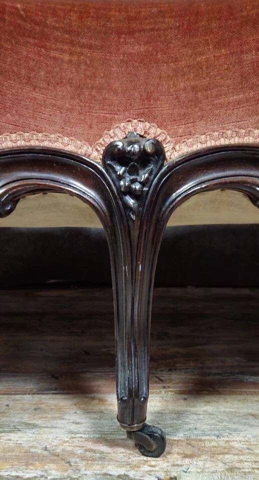 Very large Louis XV style mahogany banquette with medallions from the 19th century.