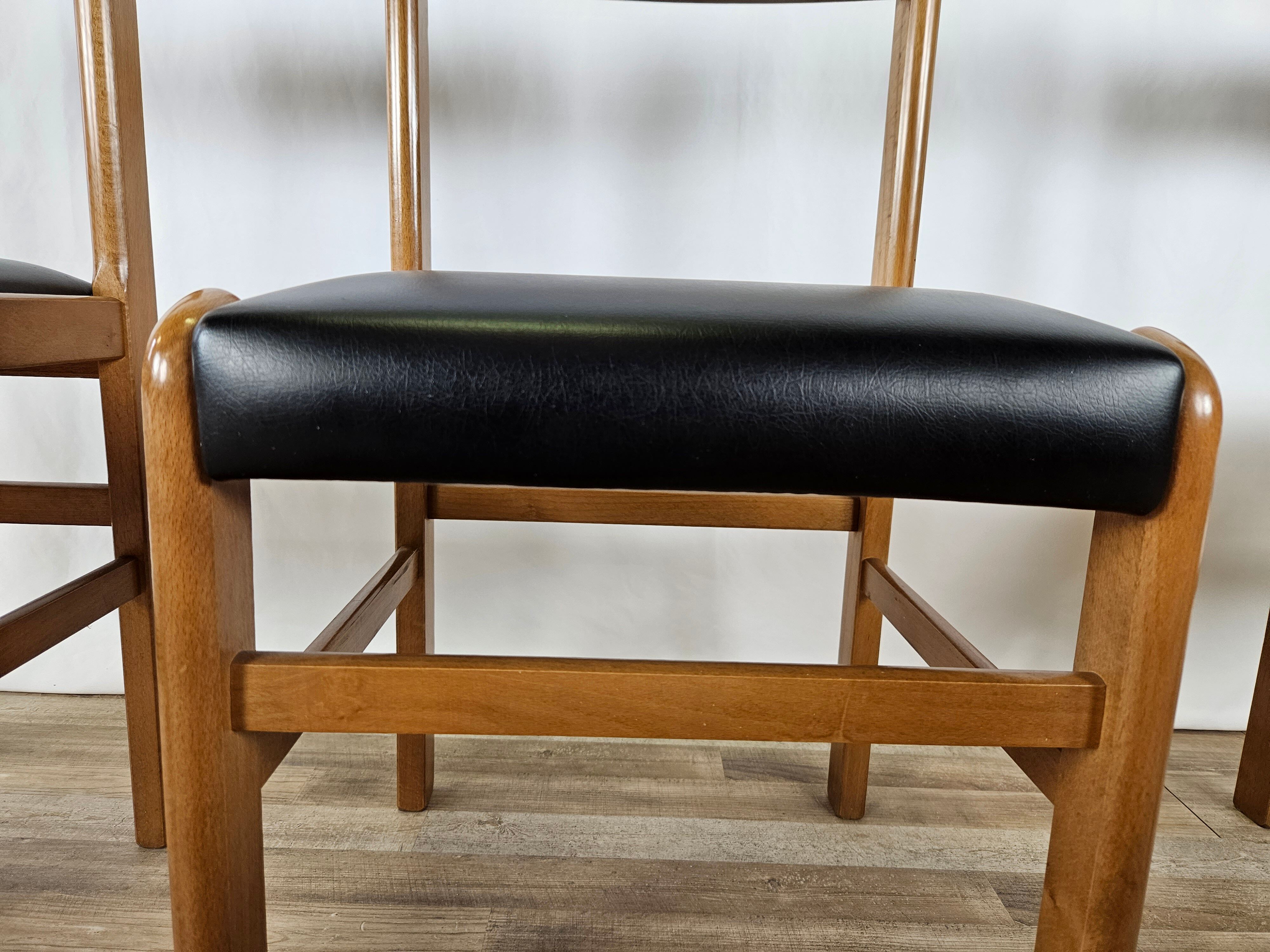 Ensemble de quatre chaises en hêtre et cuir