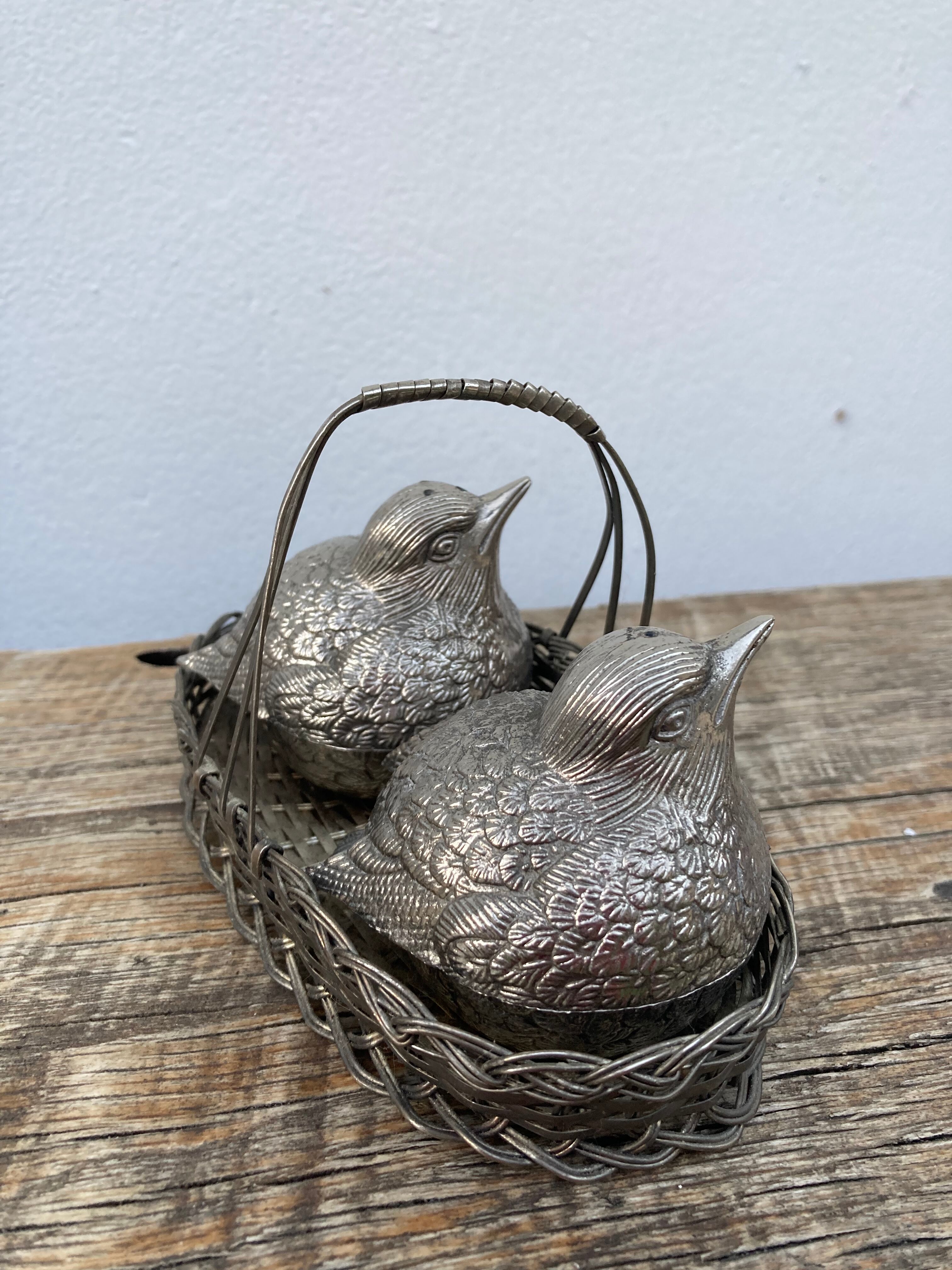 Duo of salt shaker and pepper in the shape of a bird in silver metal and its basket