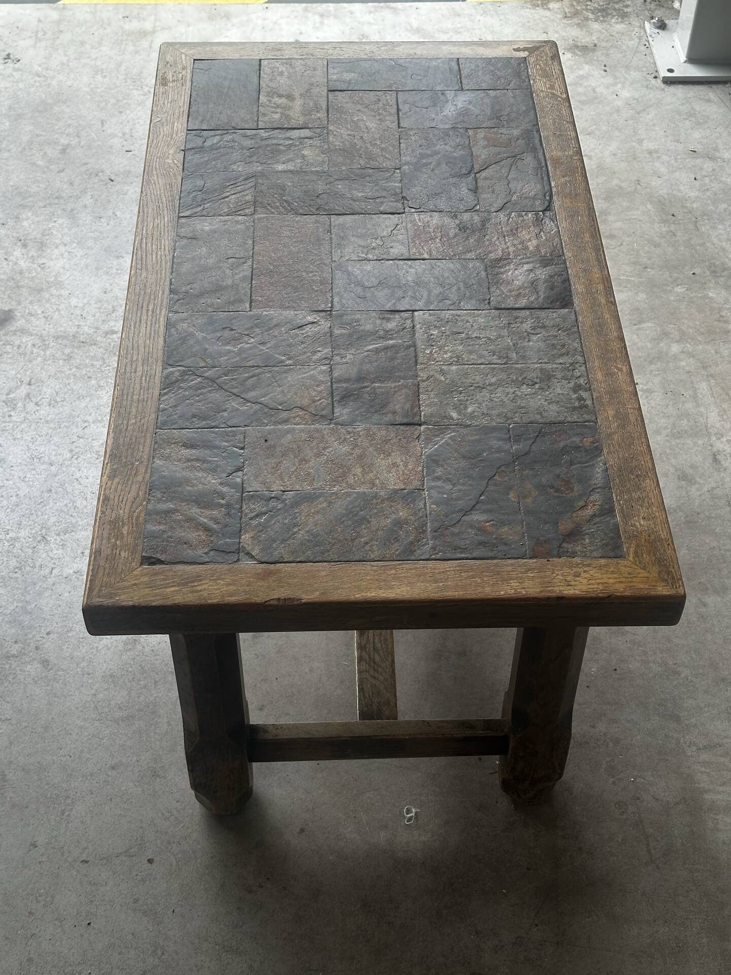 Table basse en chêne et ardoise – années 60-70