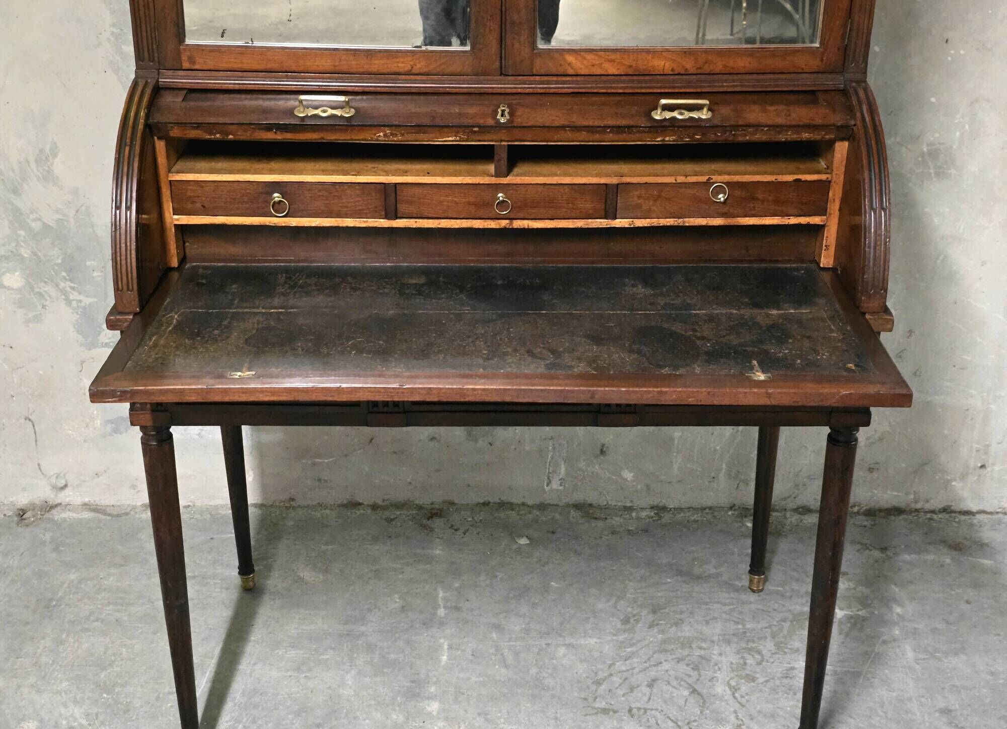 Cylinder desk in mahogany and mahogany veneer, Louis XVI style, 19th century.