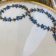 Soupière ancienne à liseré doré et au décor de petites fleurs bleues