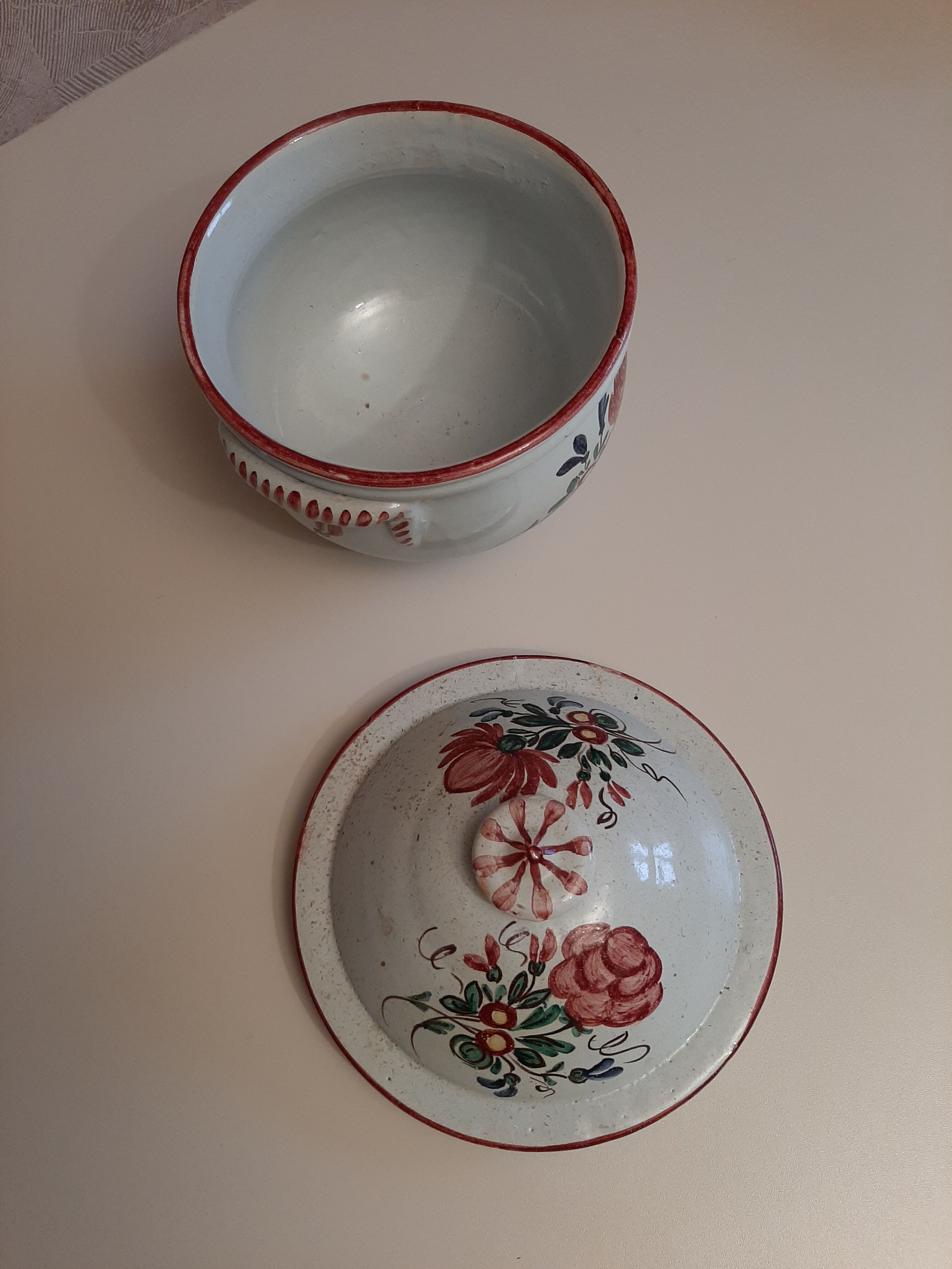 Antique soup tureen from the late 19th century with floral decoration