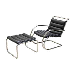 Fauteuil et repose-pied par Mies