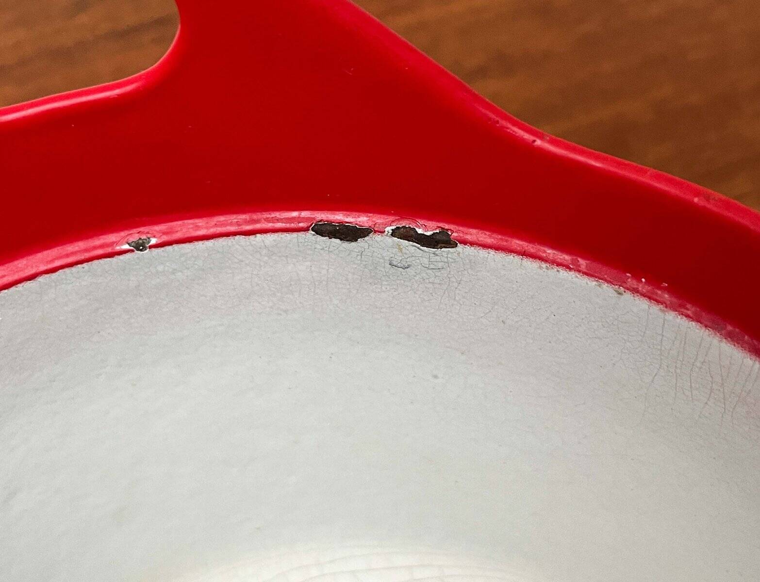 Red enamelled cast iron pot in mid-century style with teak handle by Timo Sarpaneva for Rosenlew of Finland, 1960s.