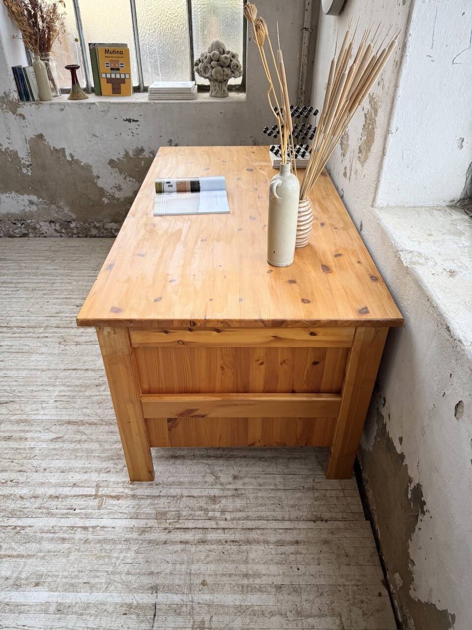 Bureau pin suédois style aperldoon 1970