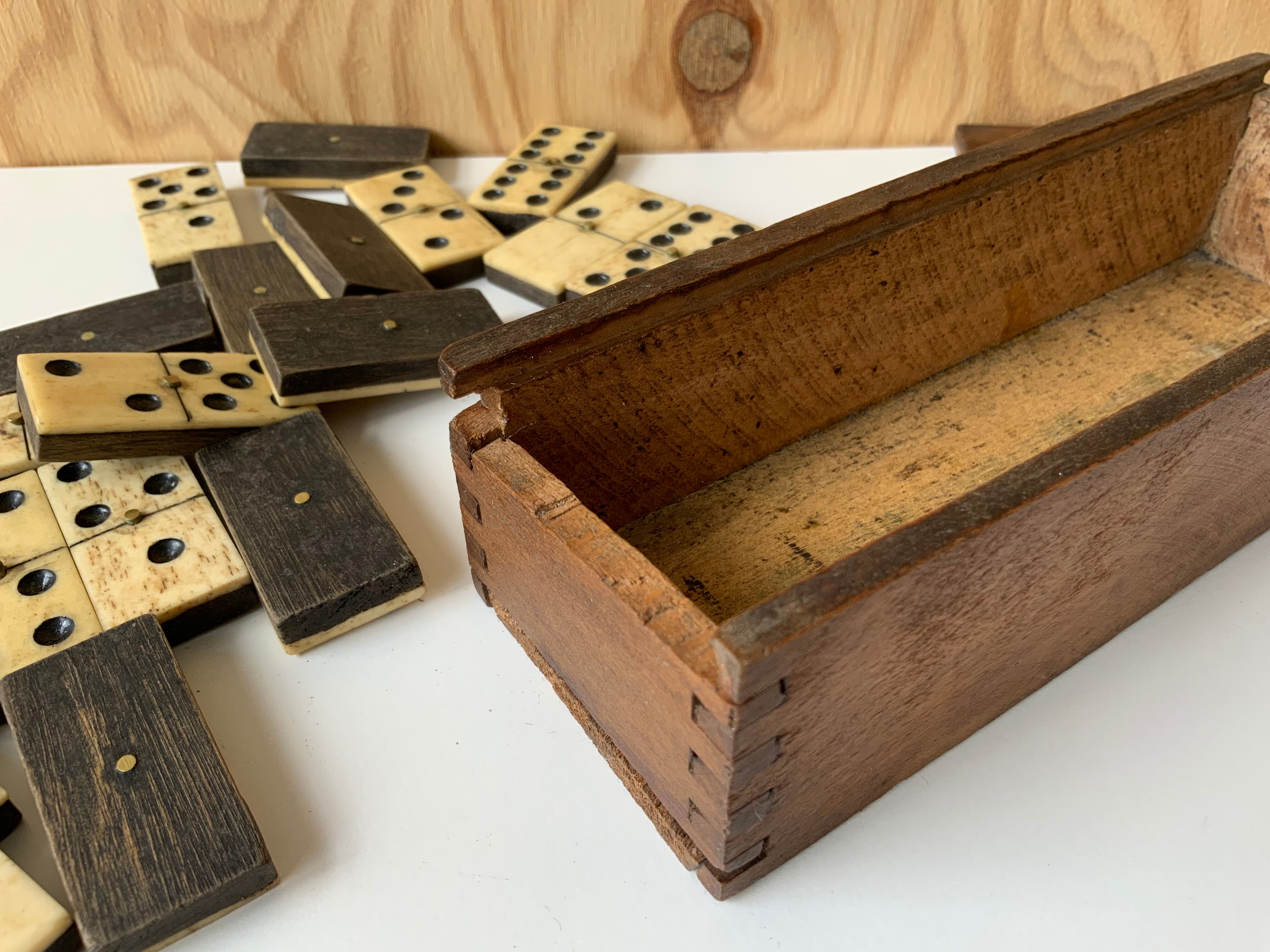 Boite de dominos vintage