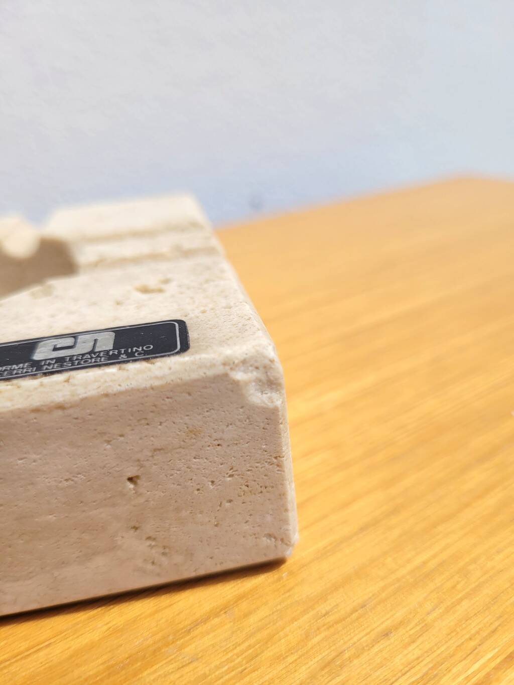 Cendrier en travertin par Cerri Nestore