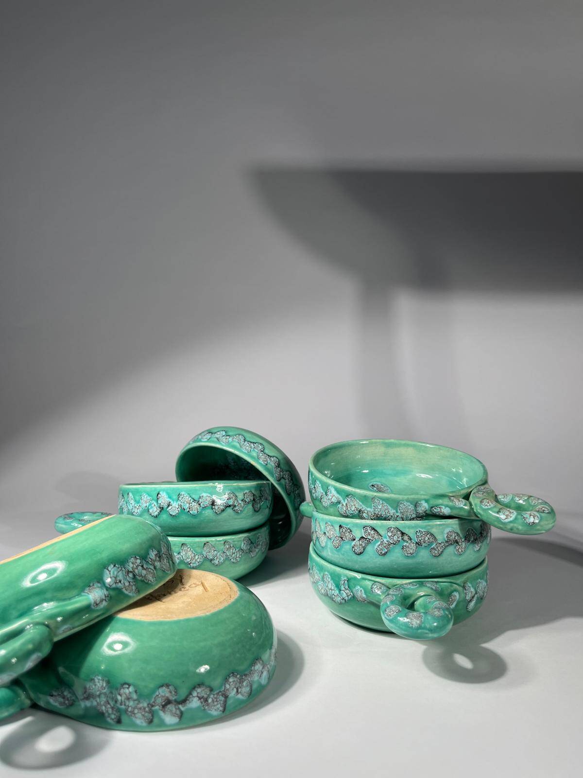 Set of 8 ceramic bowls with leaf decoration, signed Nissy Annecy, vintage