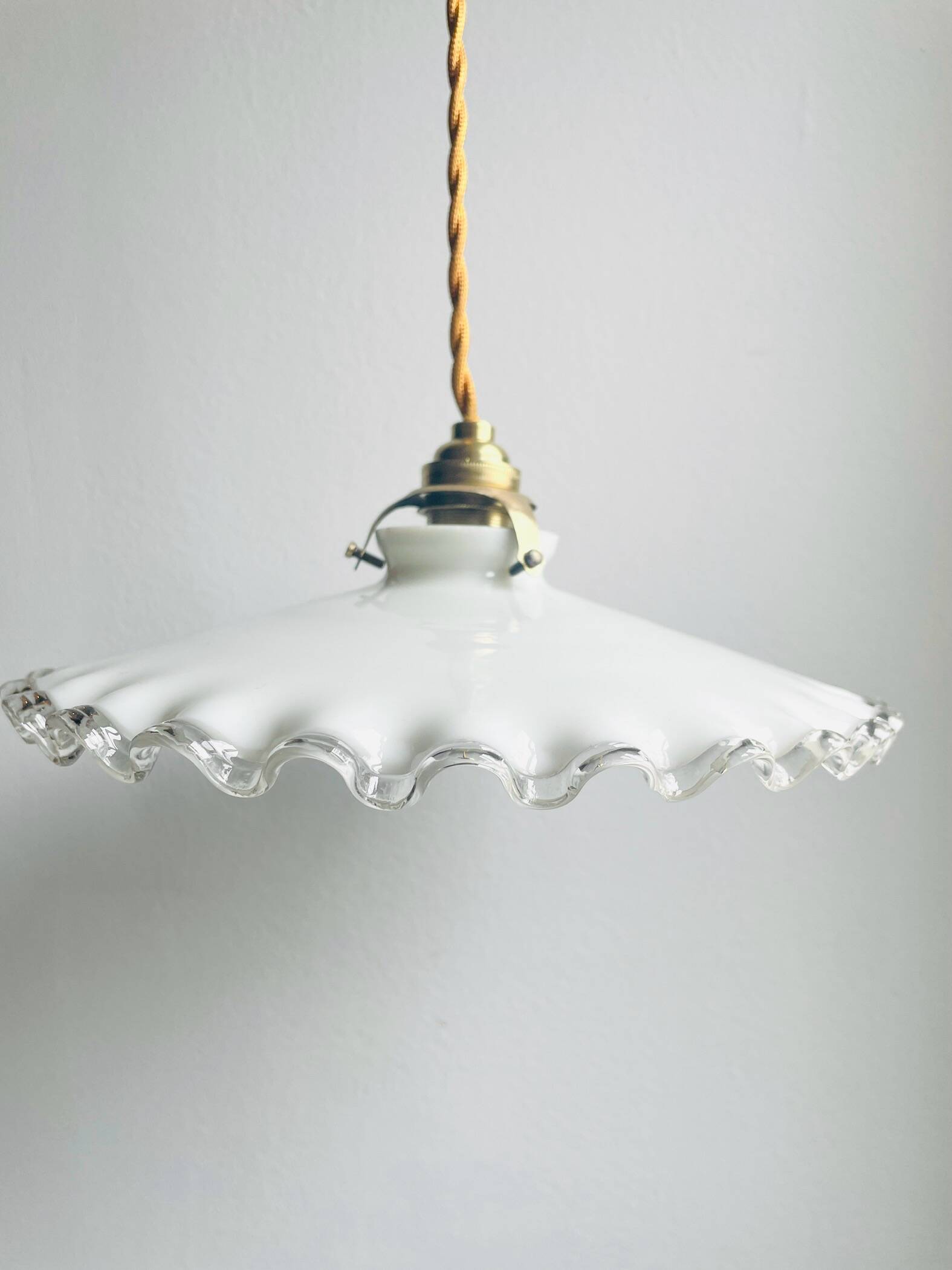 Suspension en opaline blanche avec fil doré