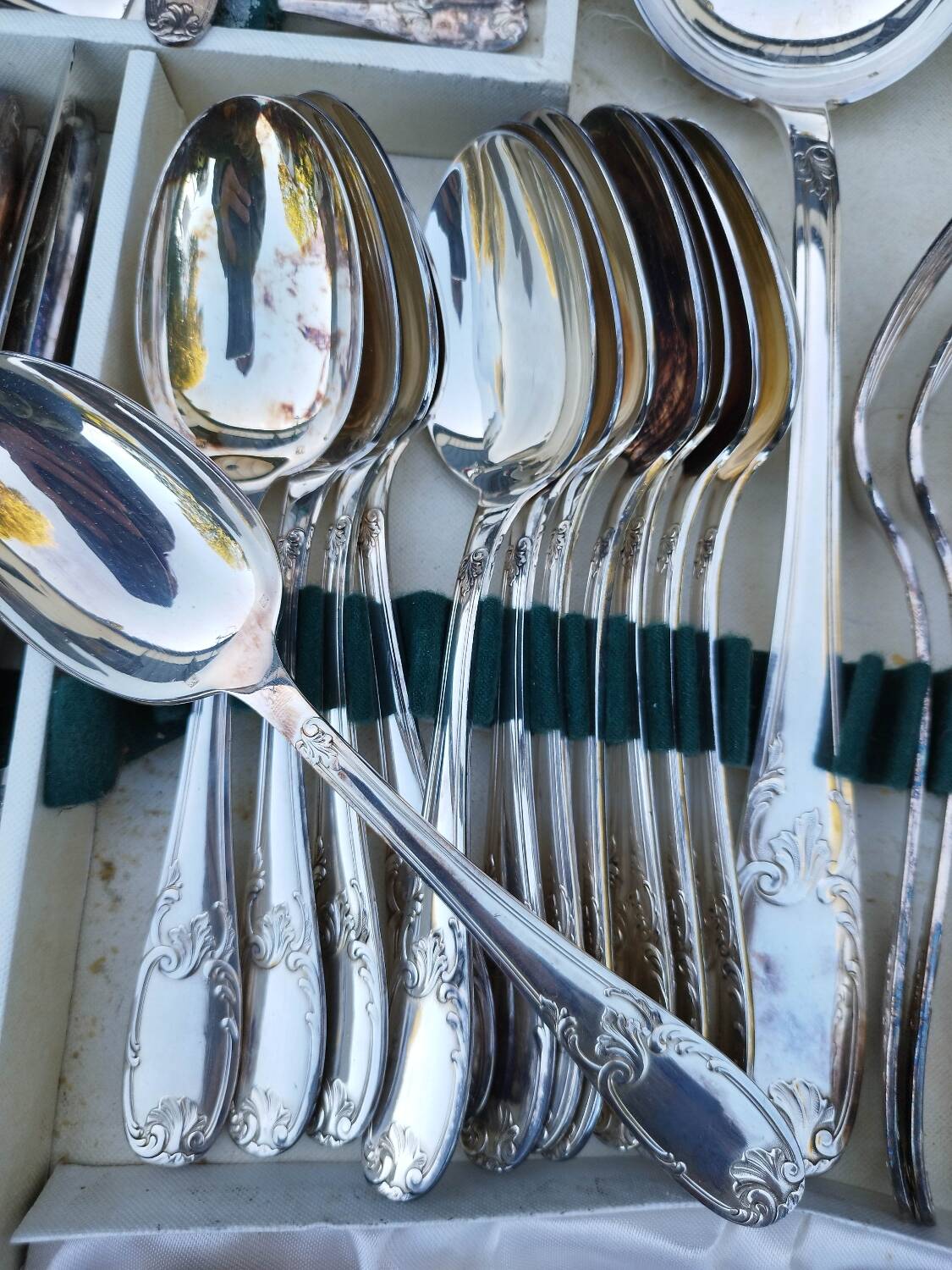 Complete cutlery in silver metal 62 pieces 12 place settings