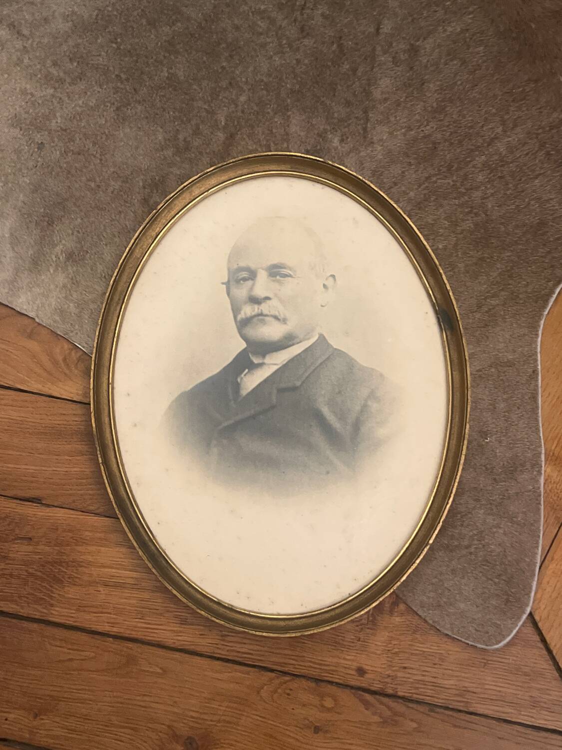Old portrait of a man – Gilded oval frame (19th – early 20th century)