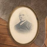 Old portrait of a man – Gilded oval frame (19th – early 20th century)