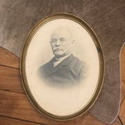 Old portrait of a man – Gilded oval frame (19th – early 20th century)