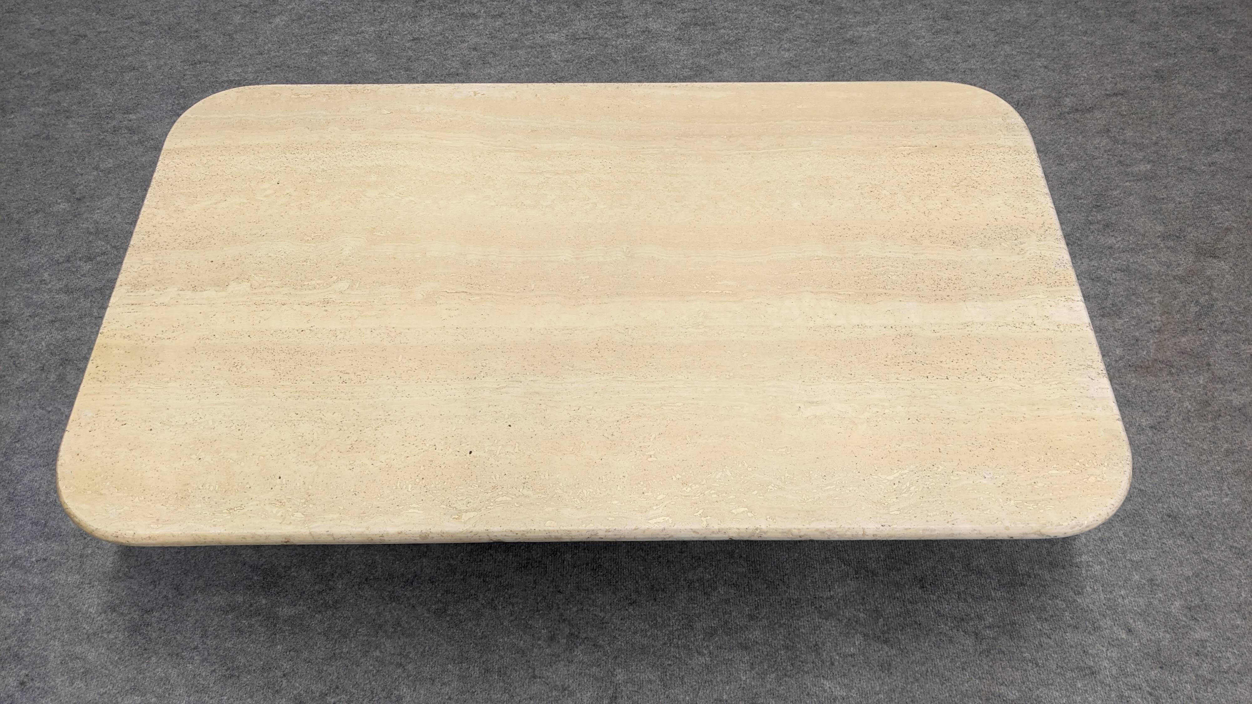 Table basse minimaliste en travertin, Italie vers 1970