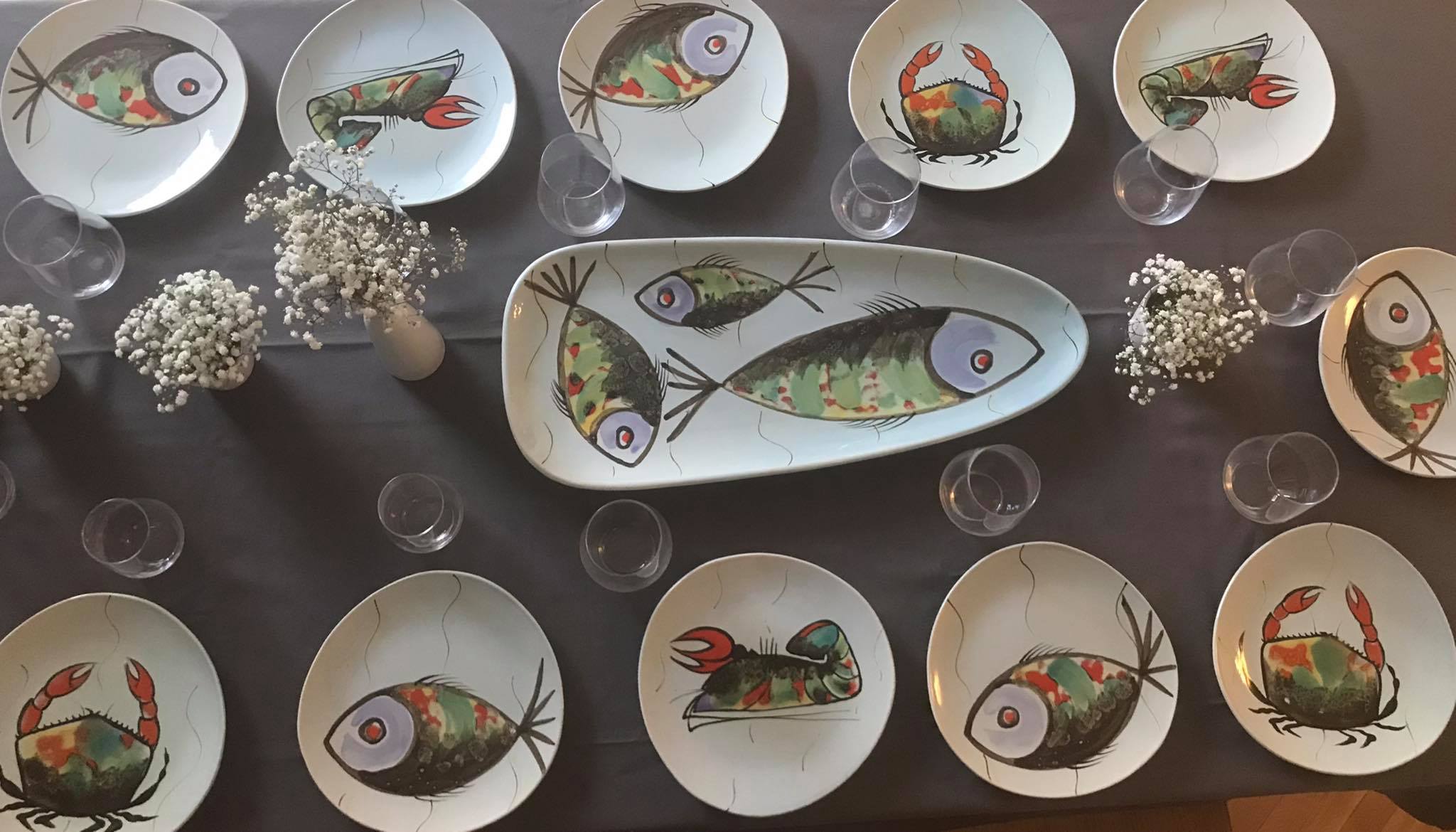Set de 12 assiettes plates et grand plateau Poisson fruits de mer faïence Pornic France 60s