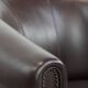 Ensemble de deux fauteuils club ronds en cuir de vachette de style anglais.