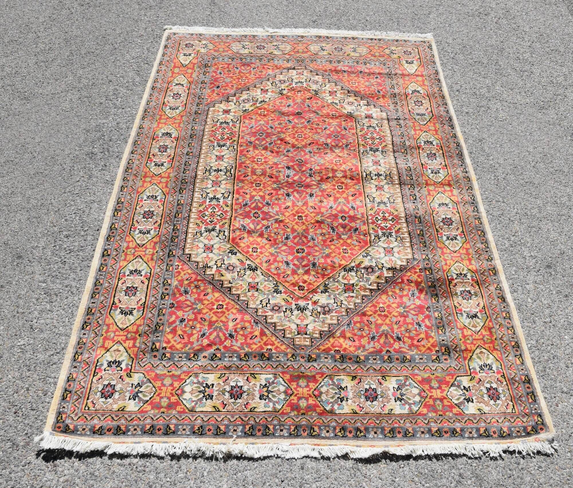 Jihangie wool and silk oriental carpet : 1.28 x 1.90 m