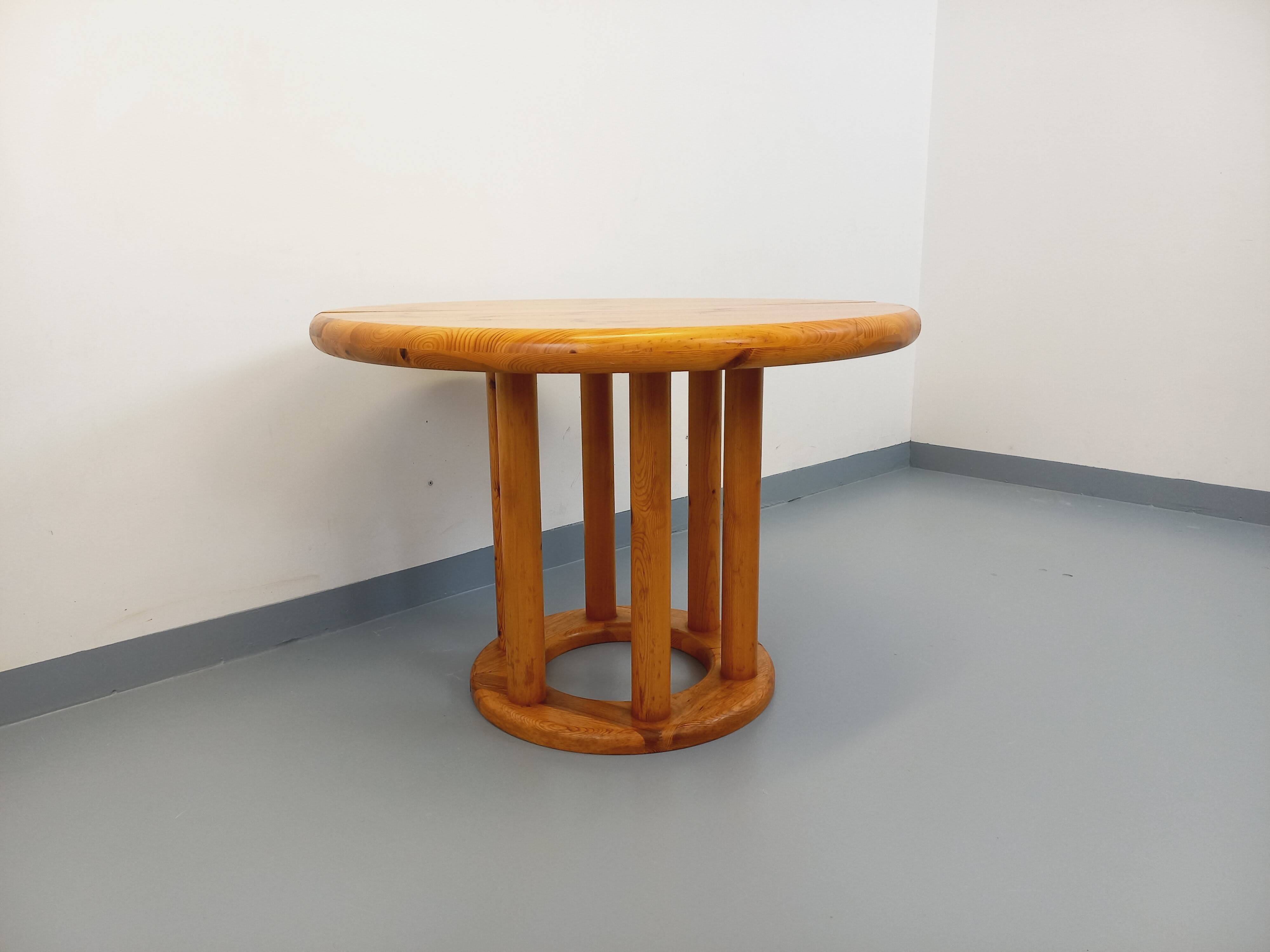 Vintage Scandinavian round dining table by Rainer Daumiller in pine from the 1960s.