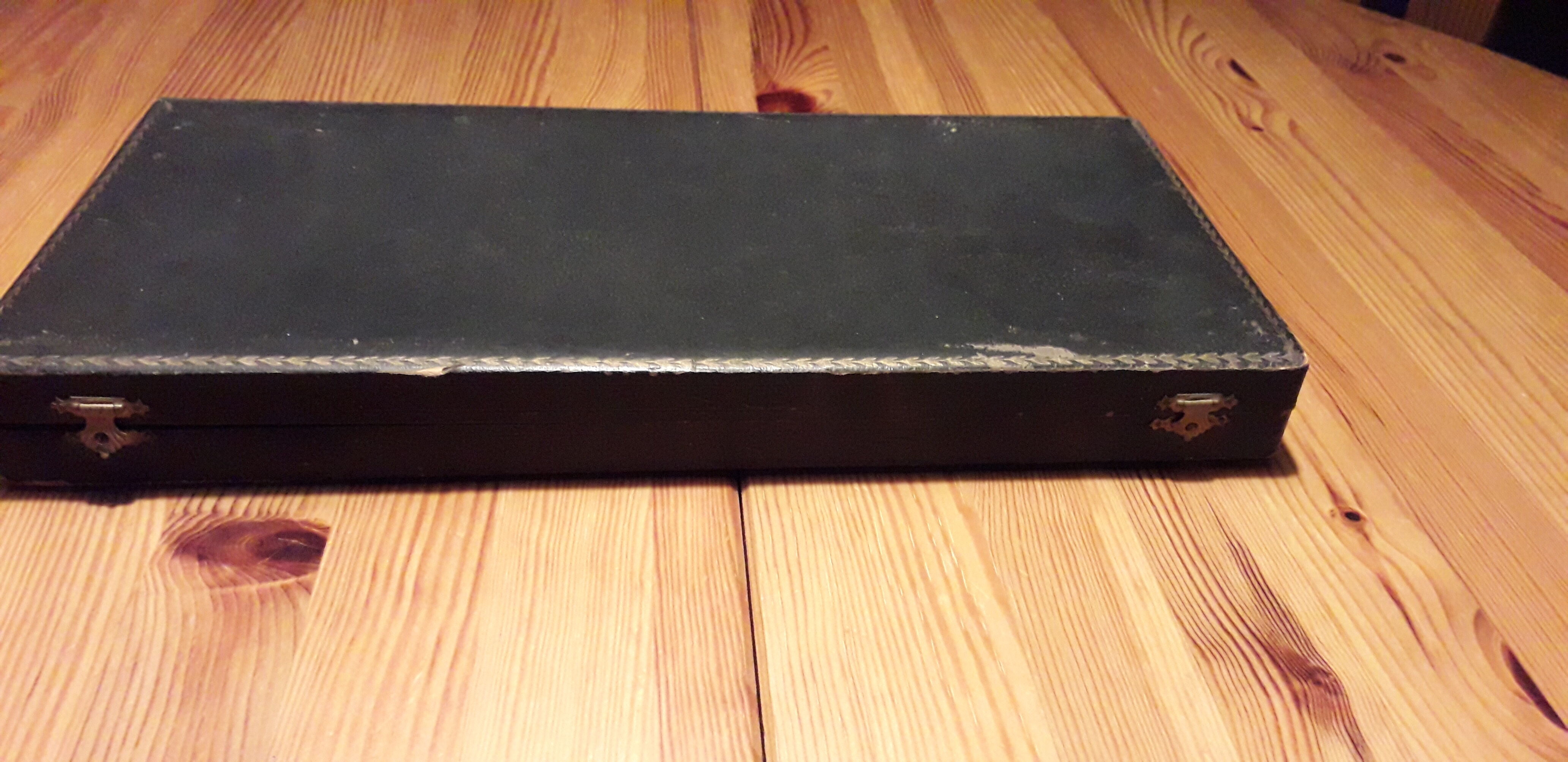 24-seat dessert box in green Bakelite